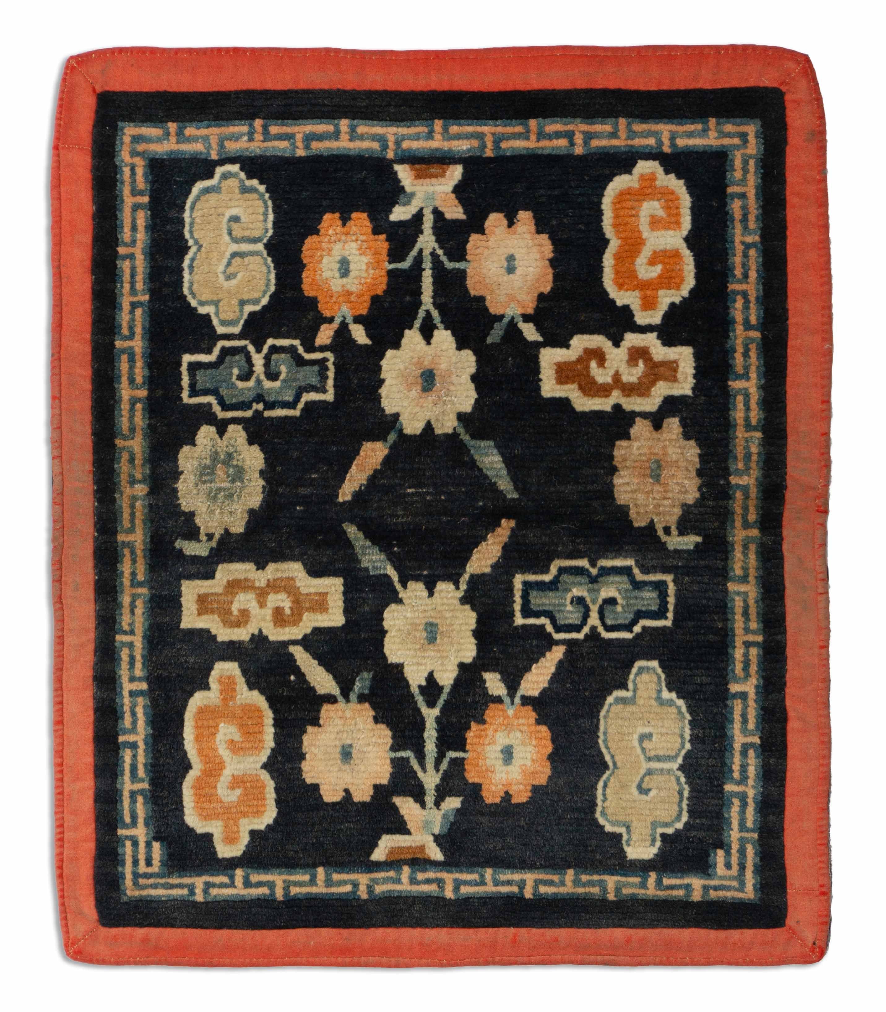 Eine Fotoaufnahme eines Tibeter Teppich Teppichs.