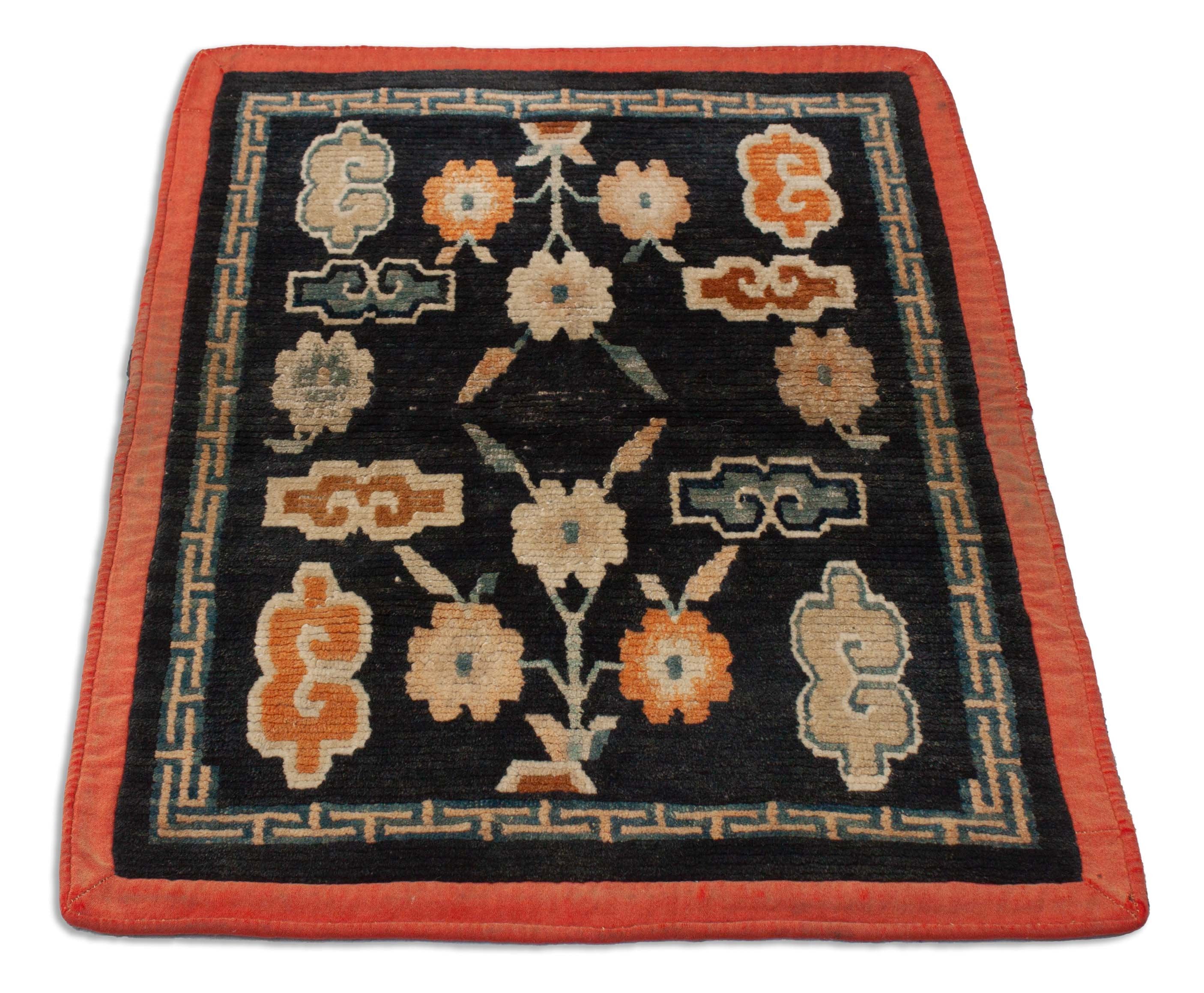 Eine Fotoaufnahme eines Tibeter Teppich Teppichs.