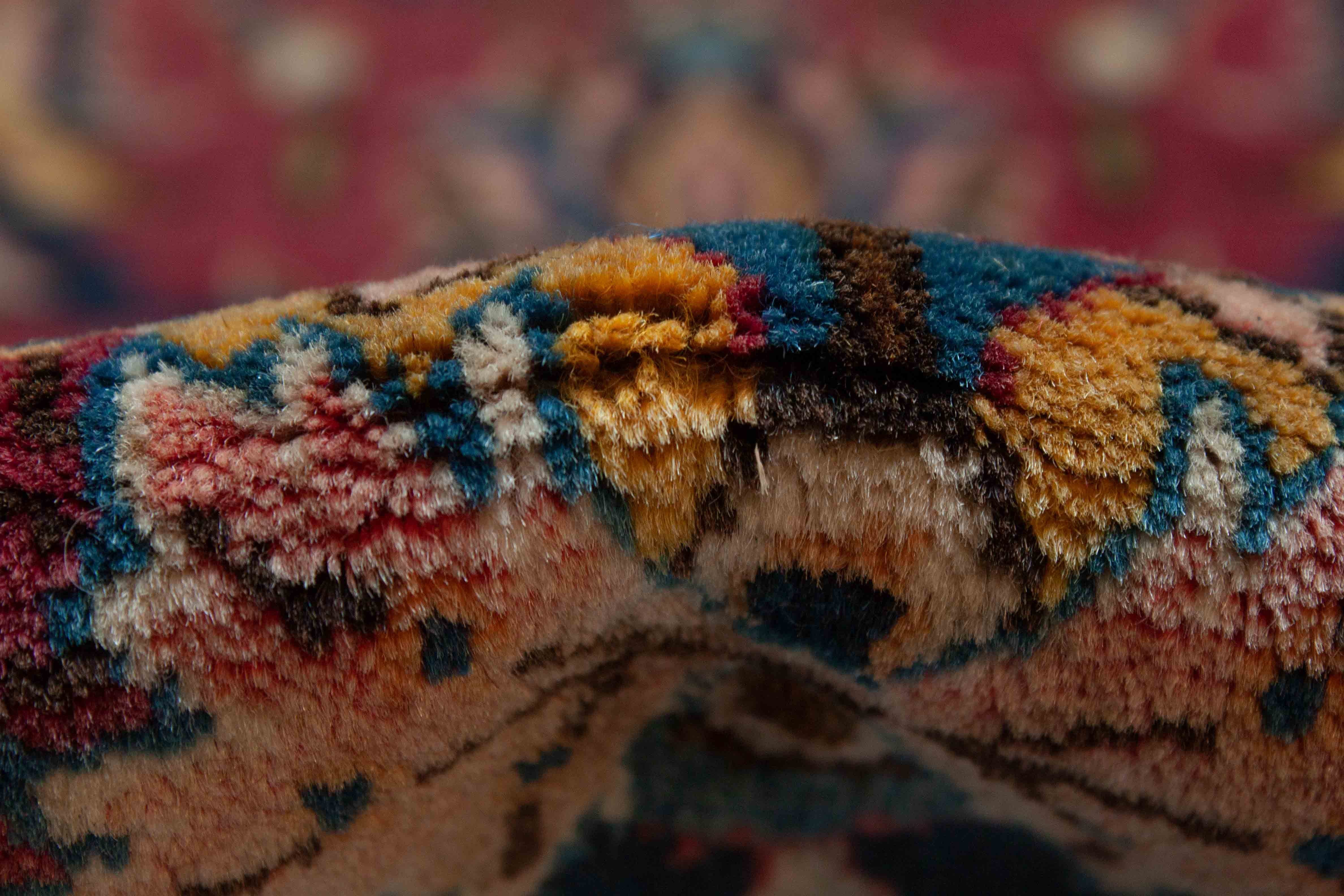 Eine Fotoaufnahme eines Keshan Teppichs.