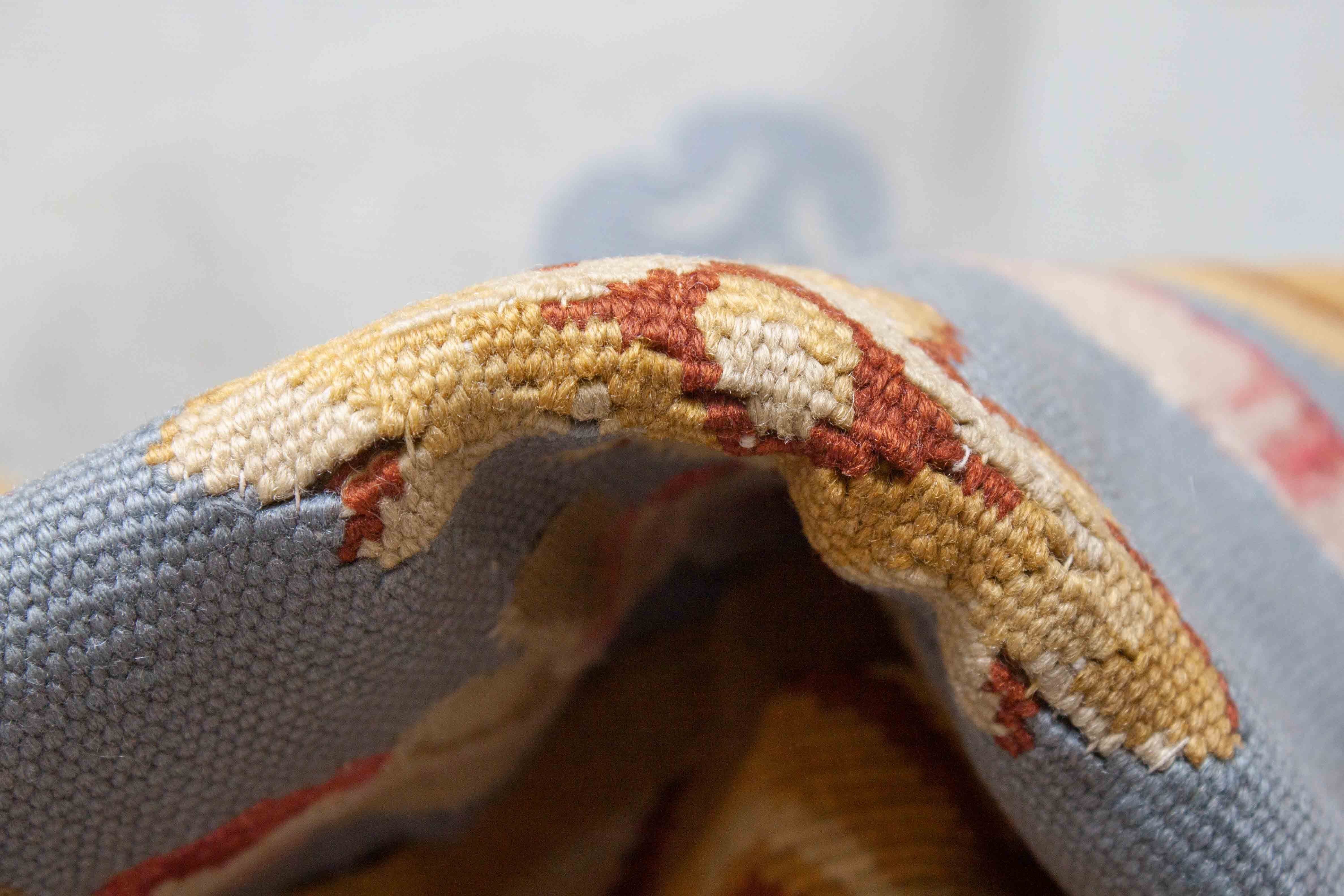 Eine Fotoaufnahme eines Aubusson Teppichs.