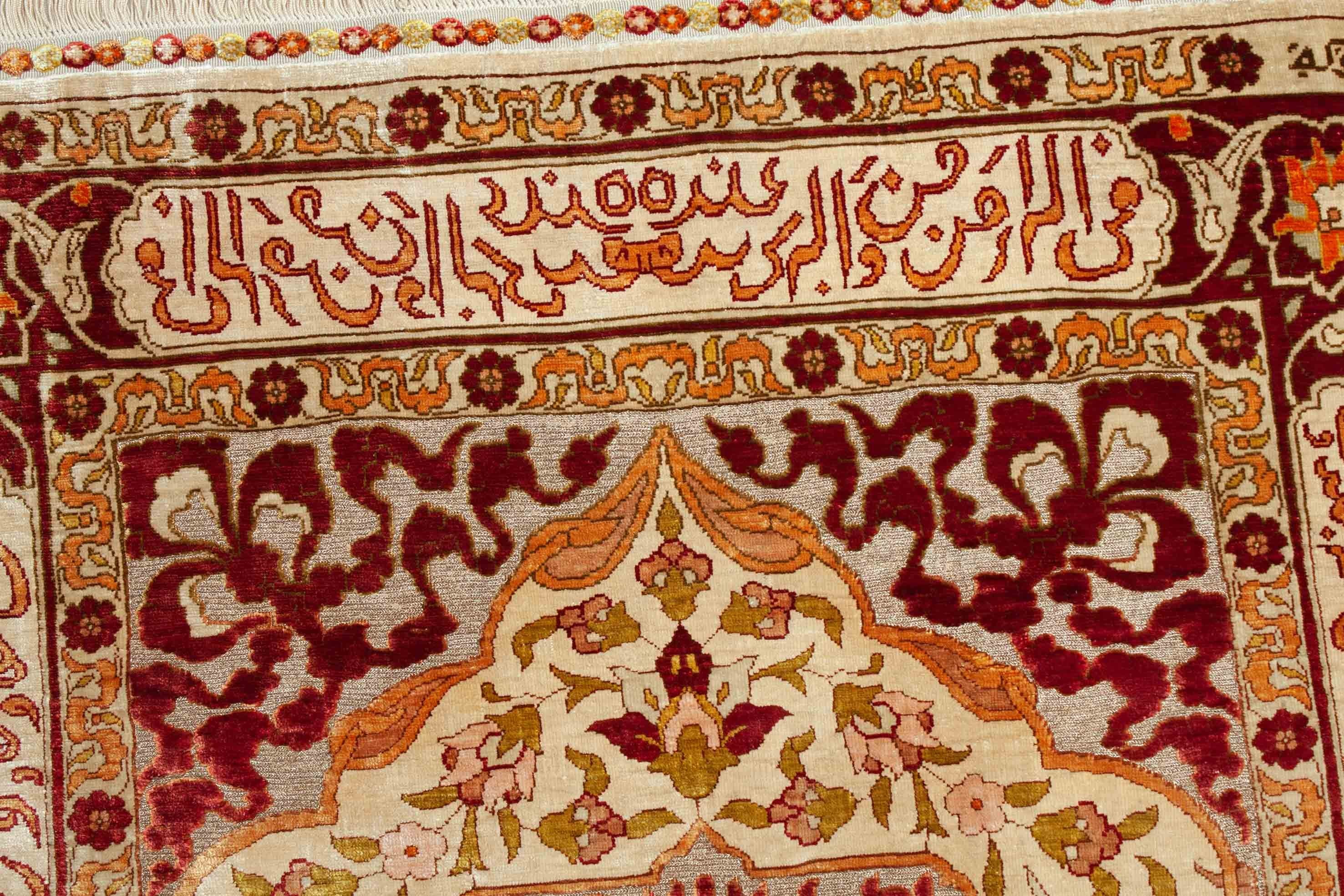 Eine Fotoaufnahme eines Hereke Teppichs.