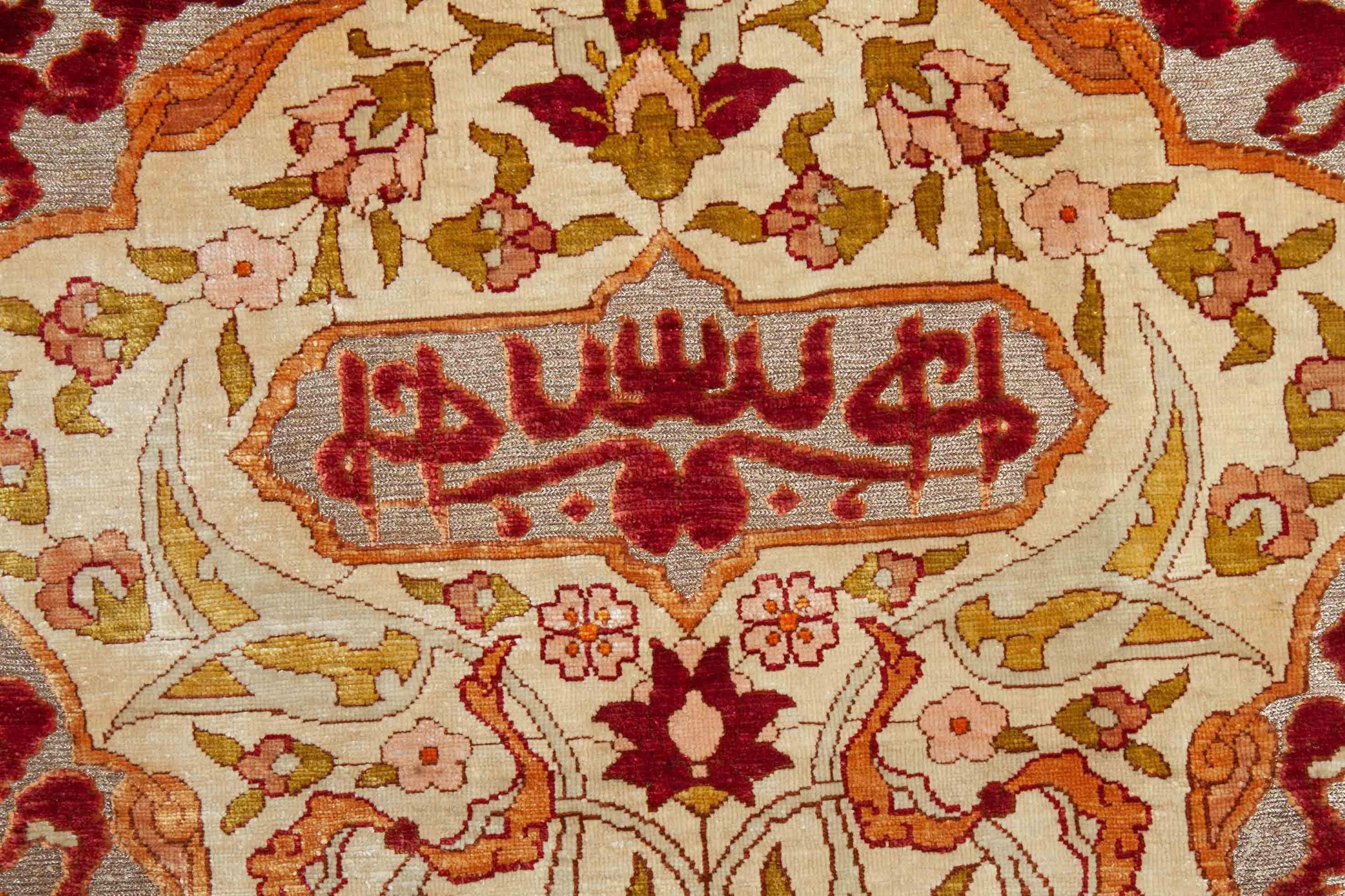 Eine Fotoaufnahme eines Hereke Teppichs.