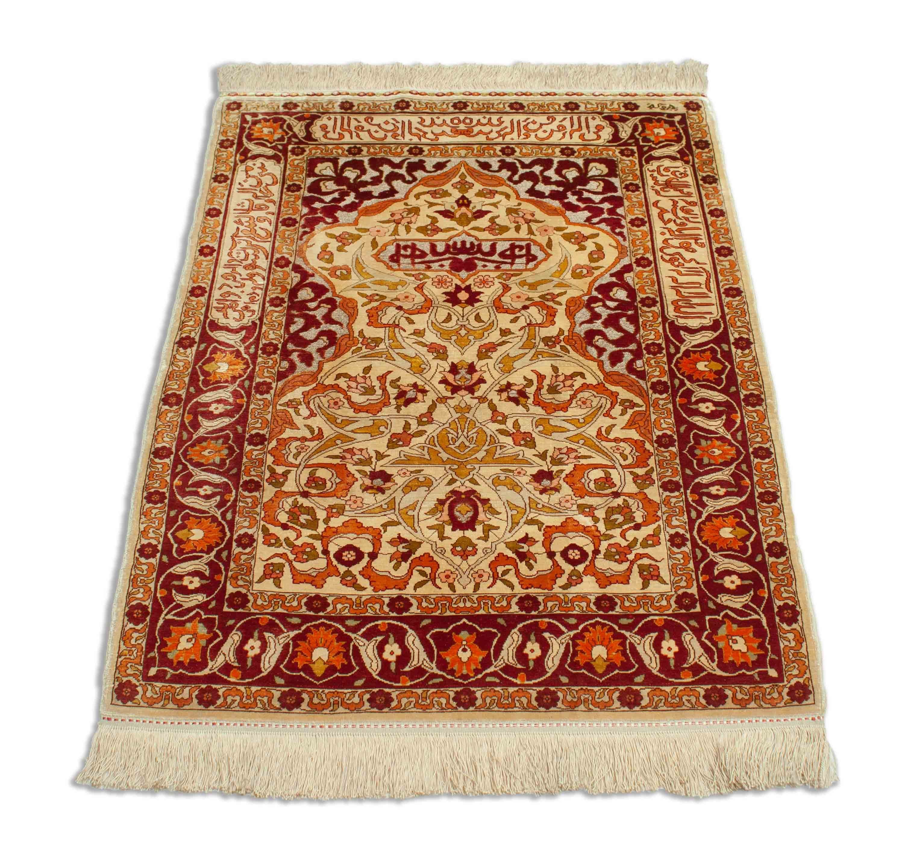 Eine Fotoaufnahme eines Hereke Teppichs.