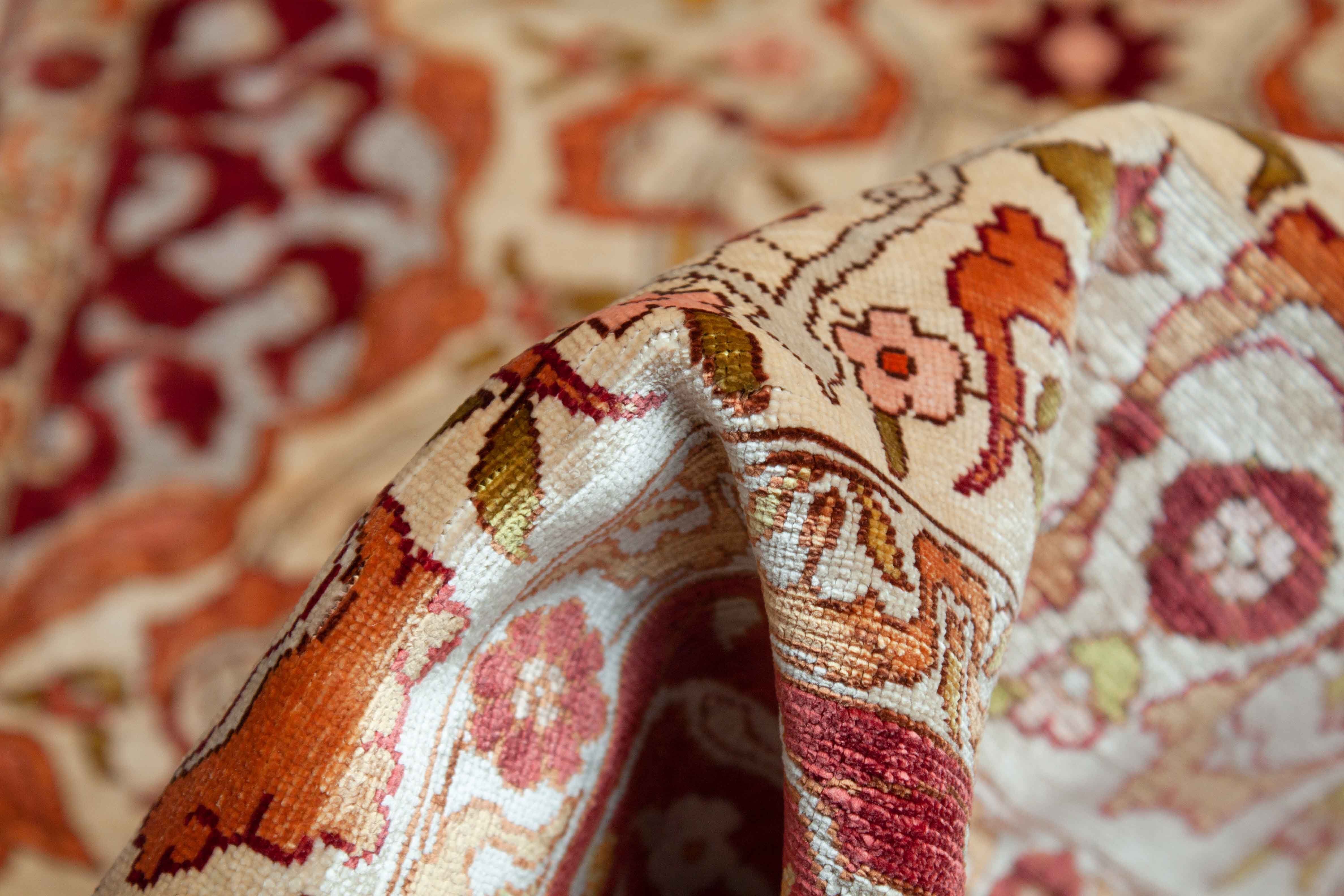 Eine Fotoaufnahme eines Hereke Teppichs.