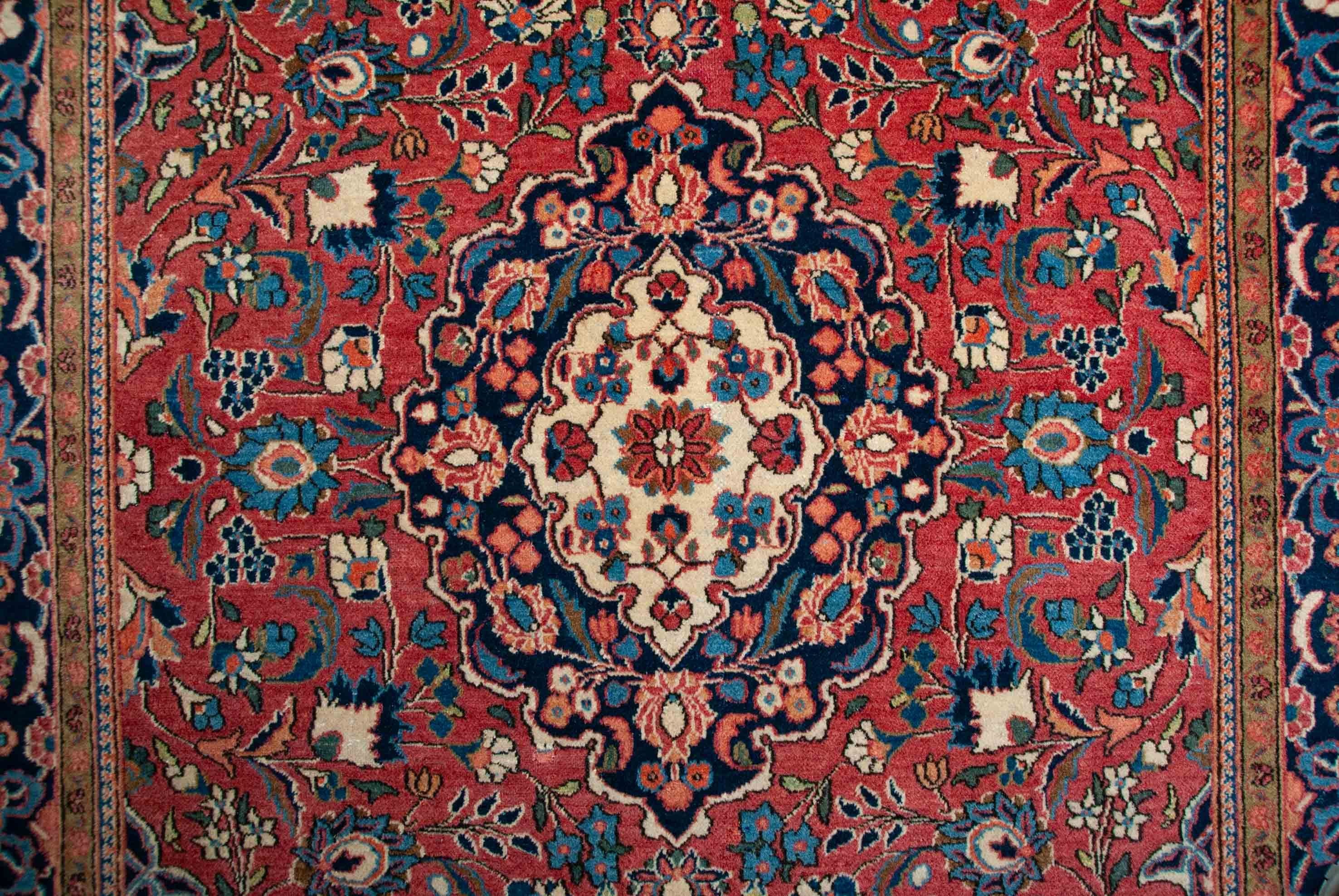 Eine Fotoaufnahme eines Keshan Teppichs.