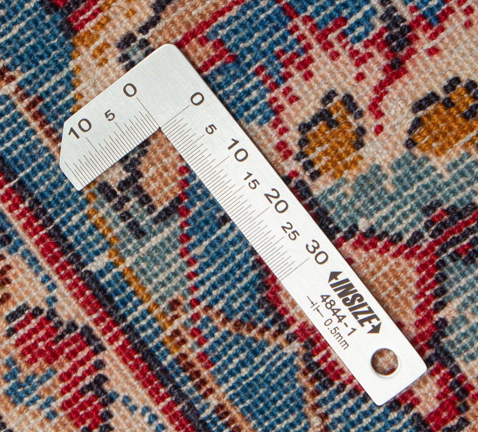 Alter orientalischer Isfahan Teppicb in dunkelrot und 158 cm x 107 cm groß