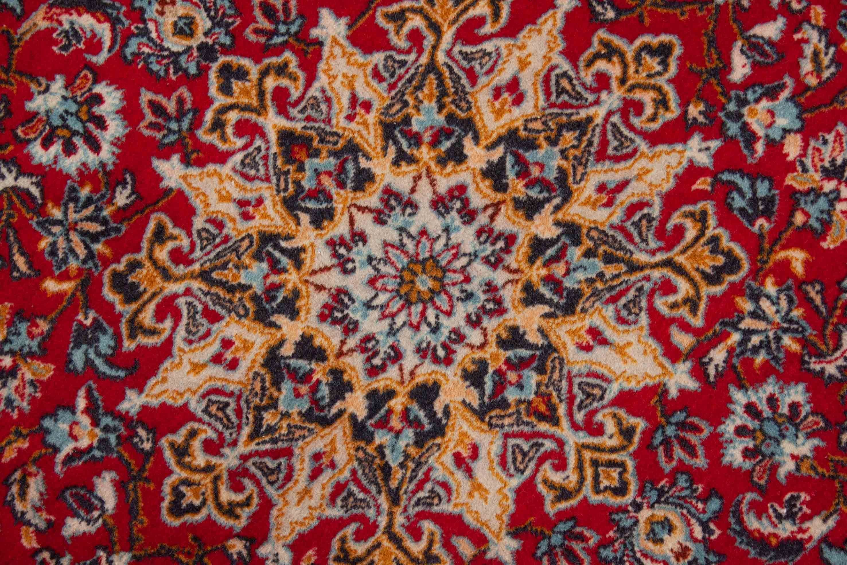 Alter orientalischer Isfahan Teppicb in dunkelrot und 158 cm x 107 cm groß