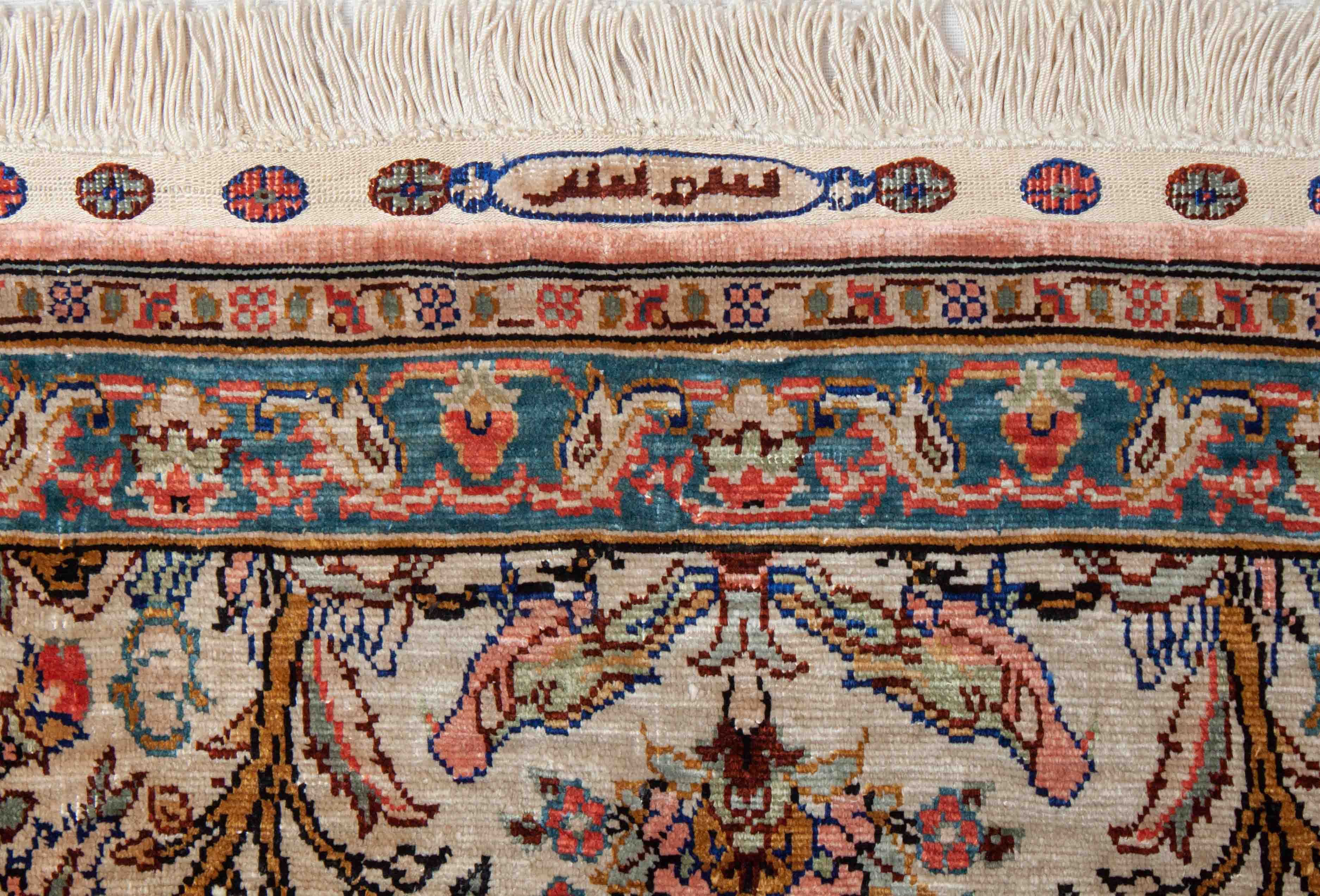 Eine Fotoaufnahme eines Hereke Teppichs.