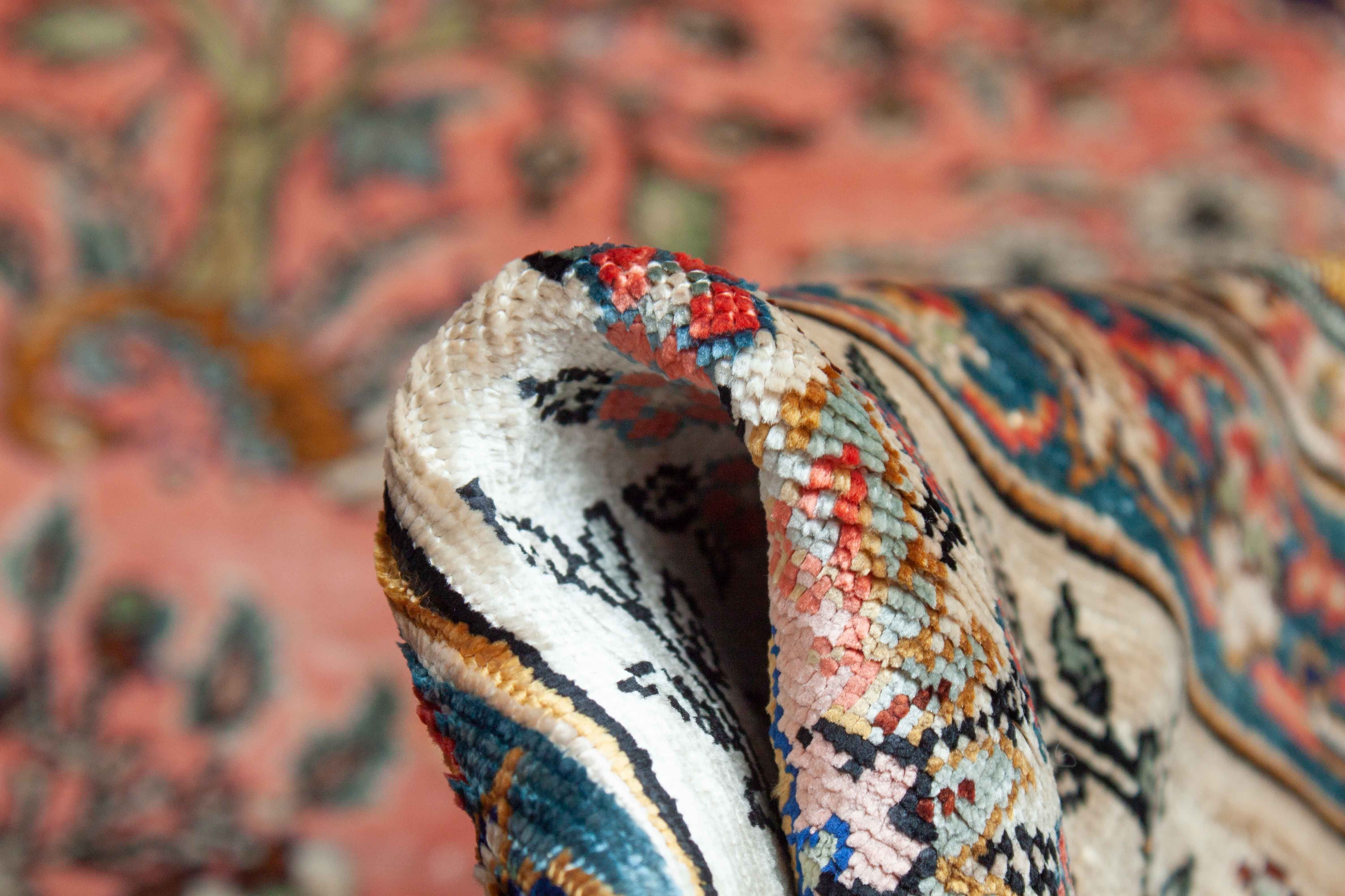 Eine Fotoaufnahme eines Hereke Teppichs.