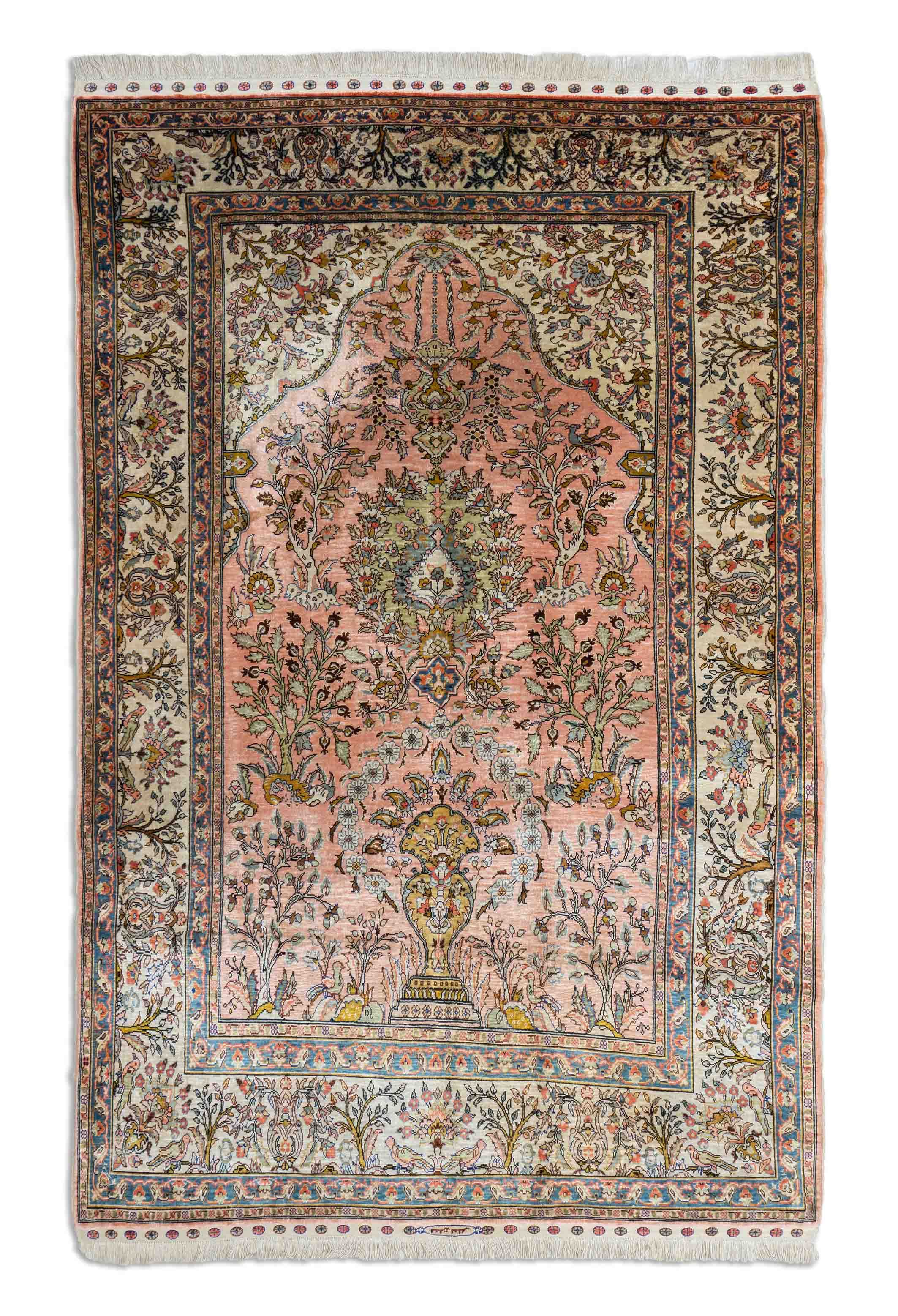 Eine Fotoaufnahme eines Hereke Teppichs.