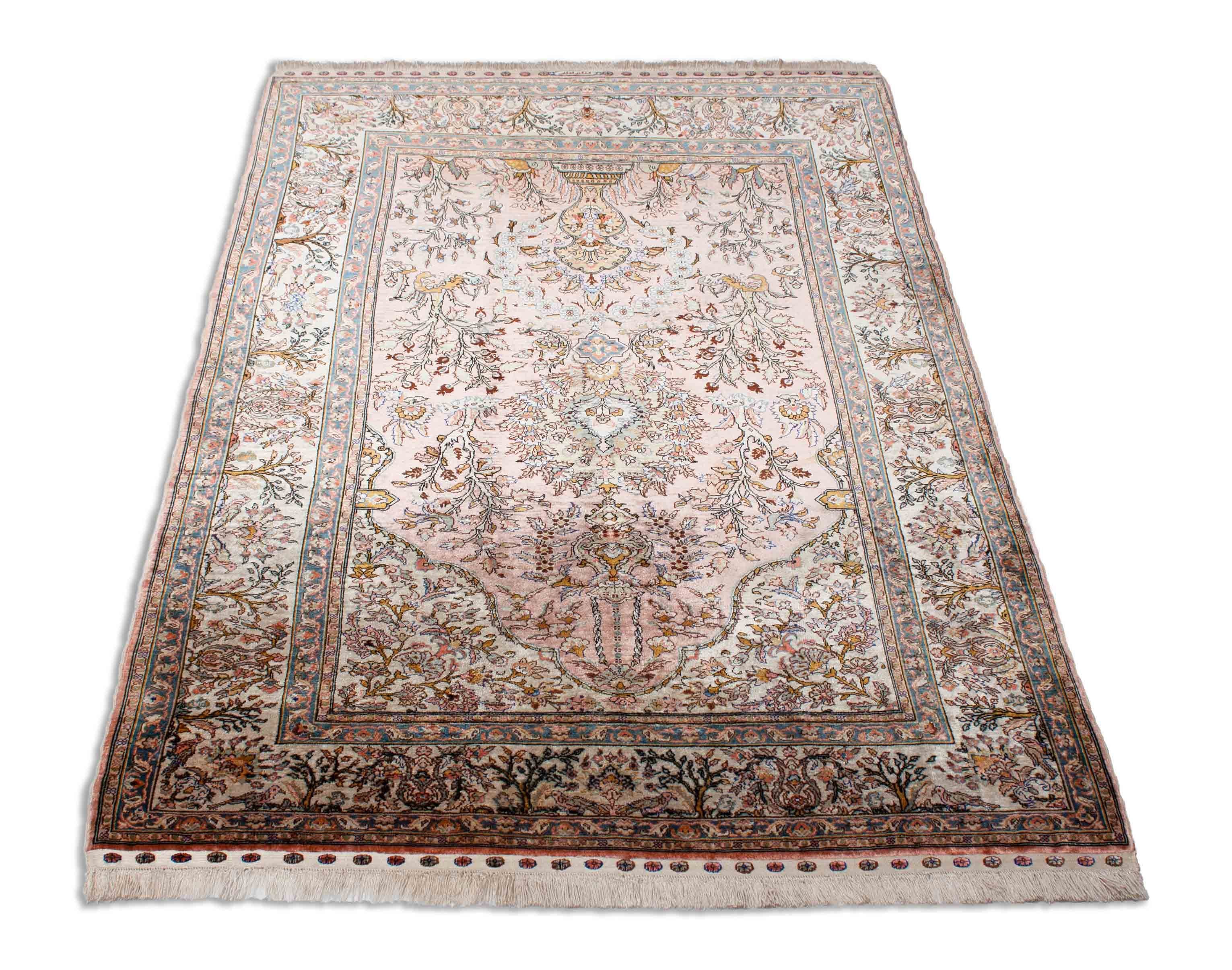 Eine Fotoaufnahme eines Hereke Teppichs.