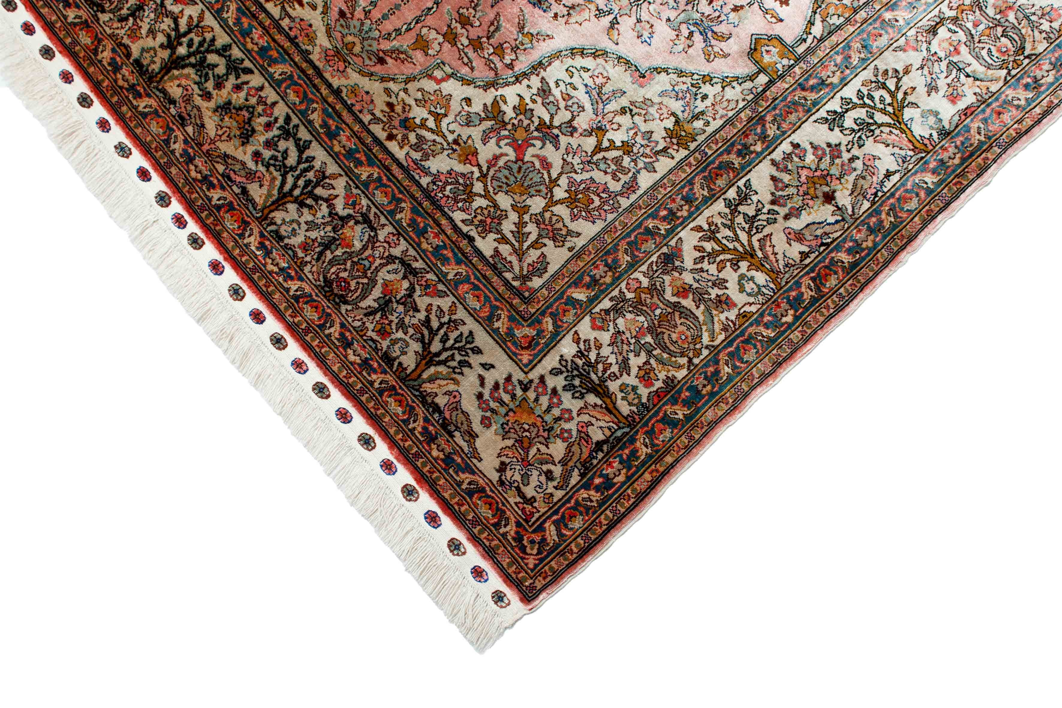 Eine Fotoaufnahme eines Hereke Teppichs.