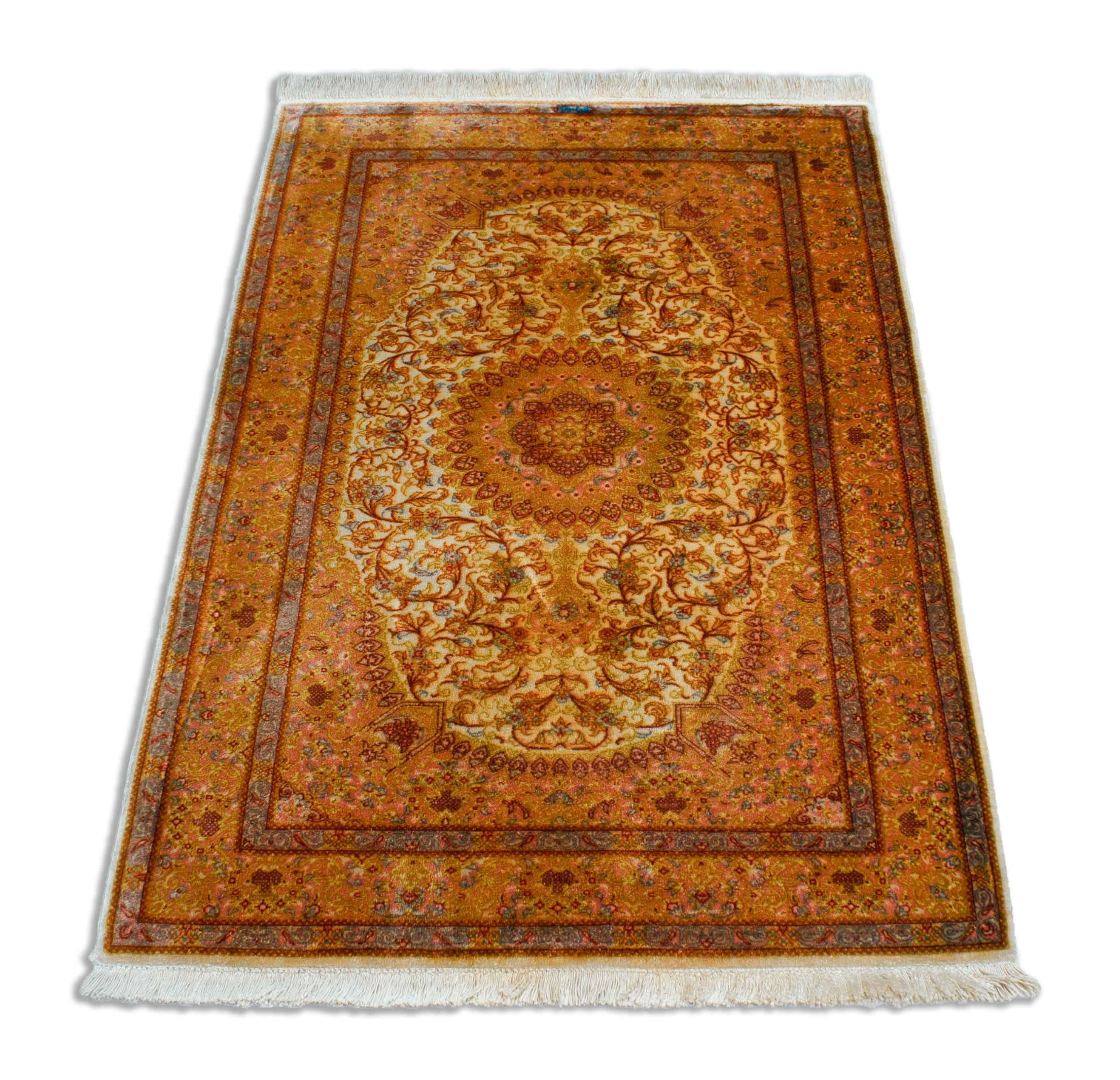 Eine Fotoaufnahme eines Ghom Teppichs.