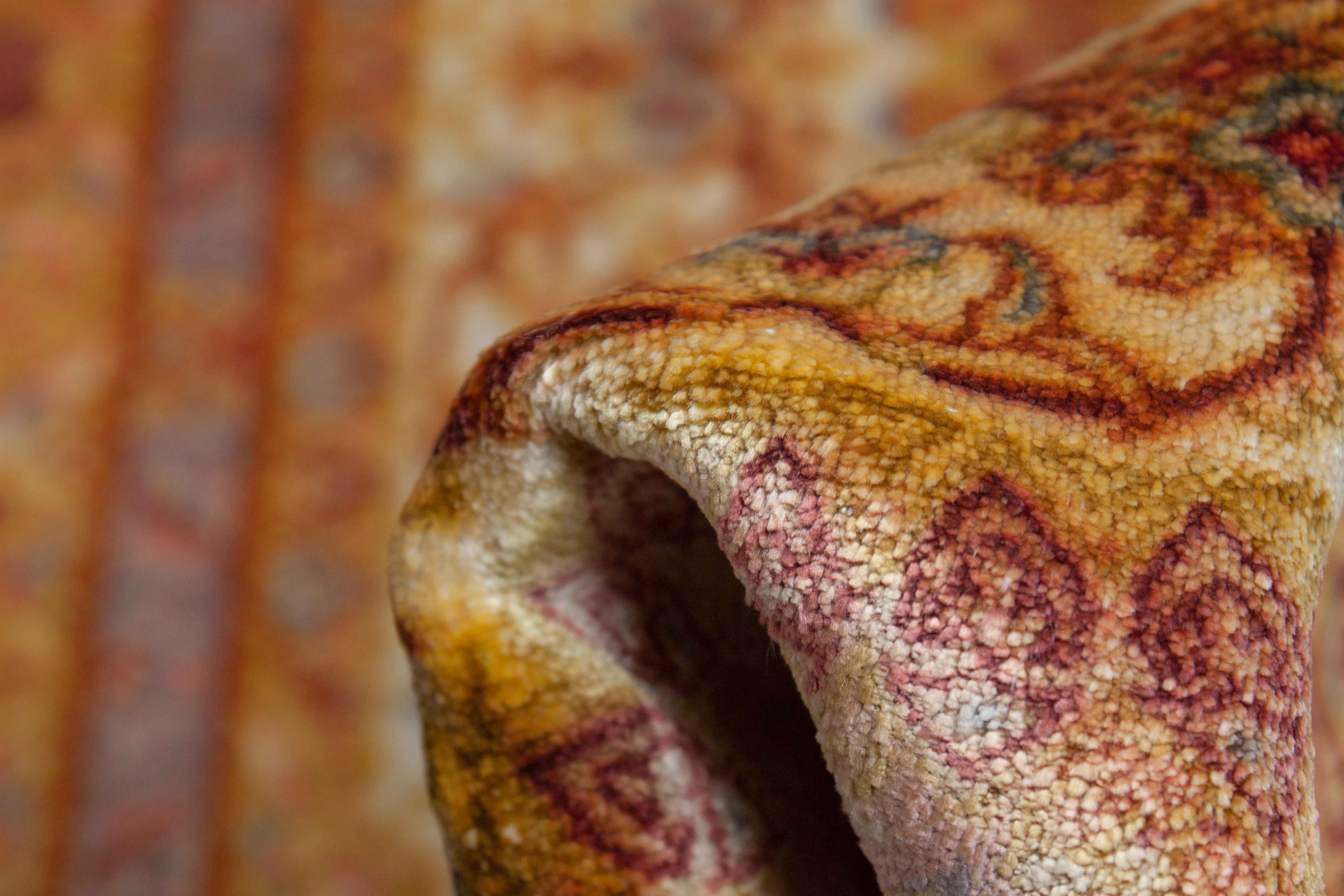 Eine Fotoaufnahme eines Ghom Teppichs.