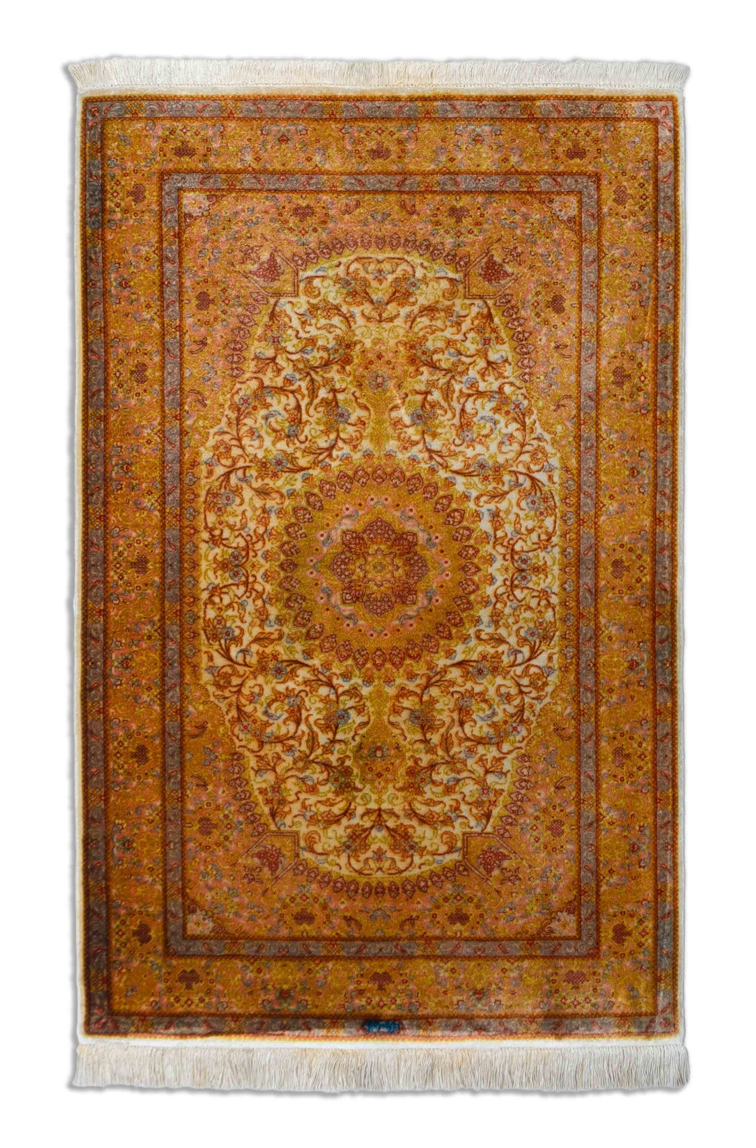 Eine Fotoaufnahme eines Ghom Teppichs.