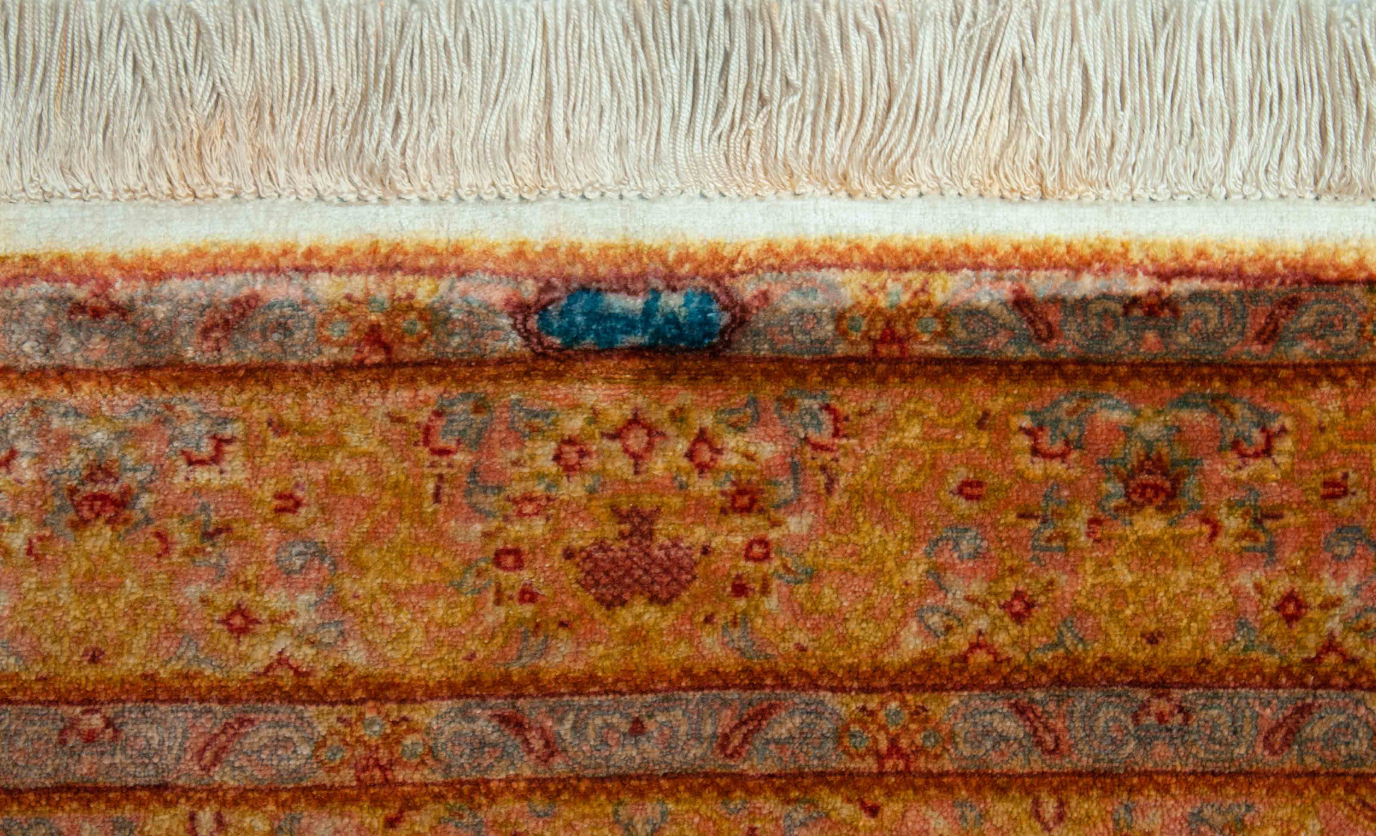 Eine Fotoaufnahme eines Ghom Teppichs.