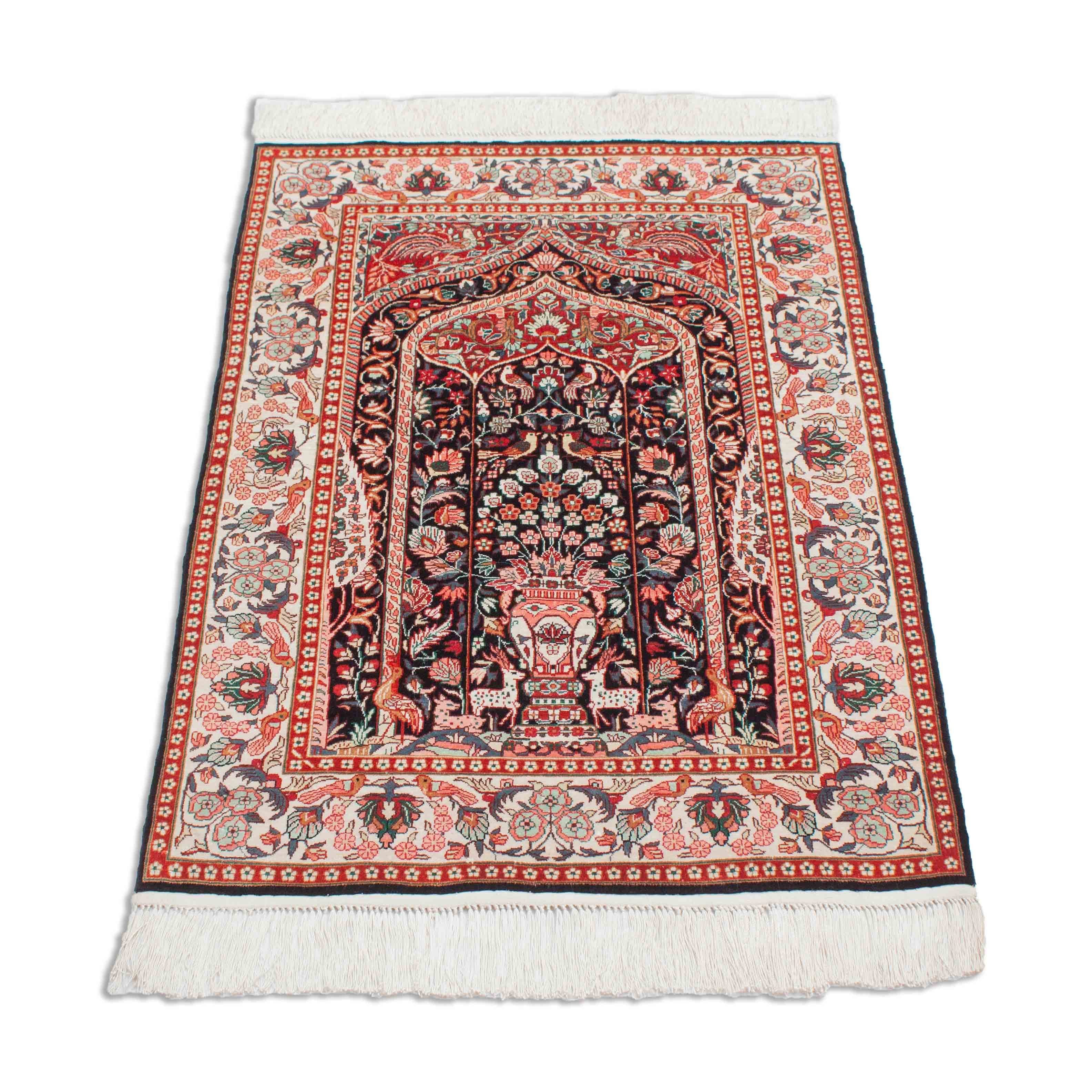 Eine Fotoaufnahme eines Hereke Teppichs.