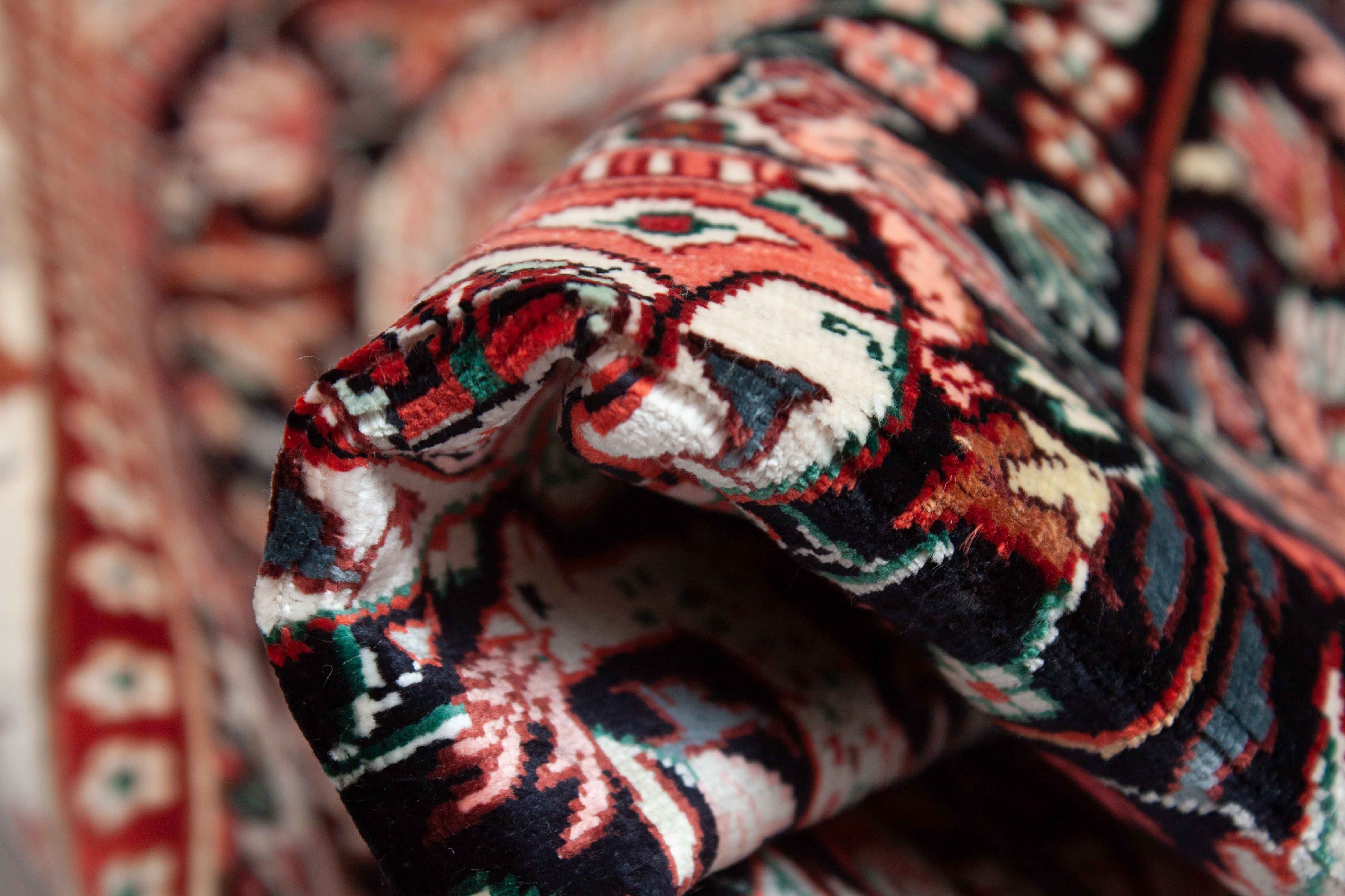 Eine Fotoaufnahme eines Hereke Teppichs.