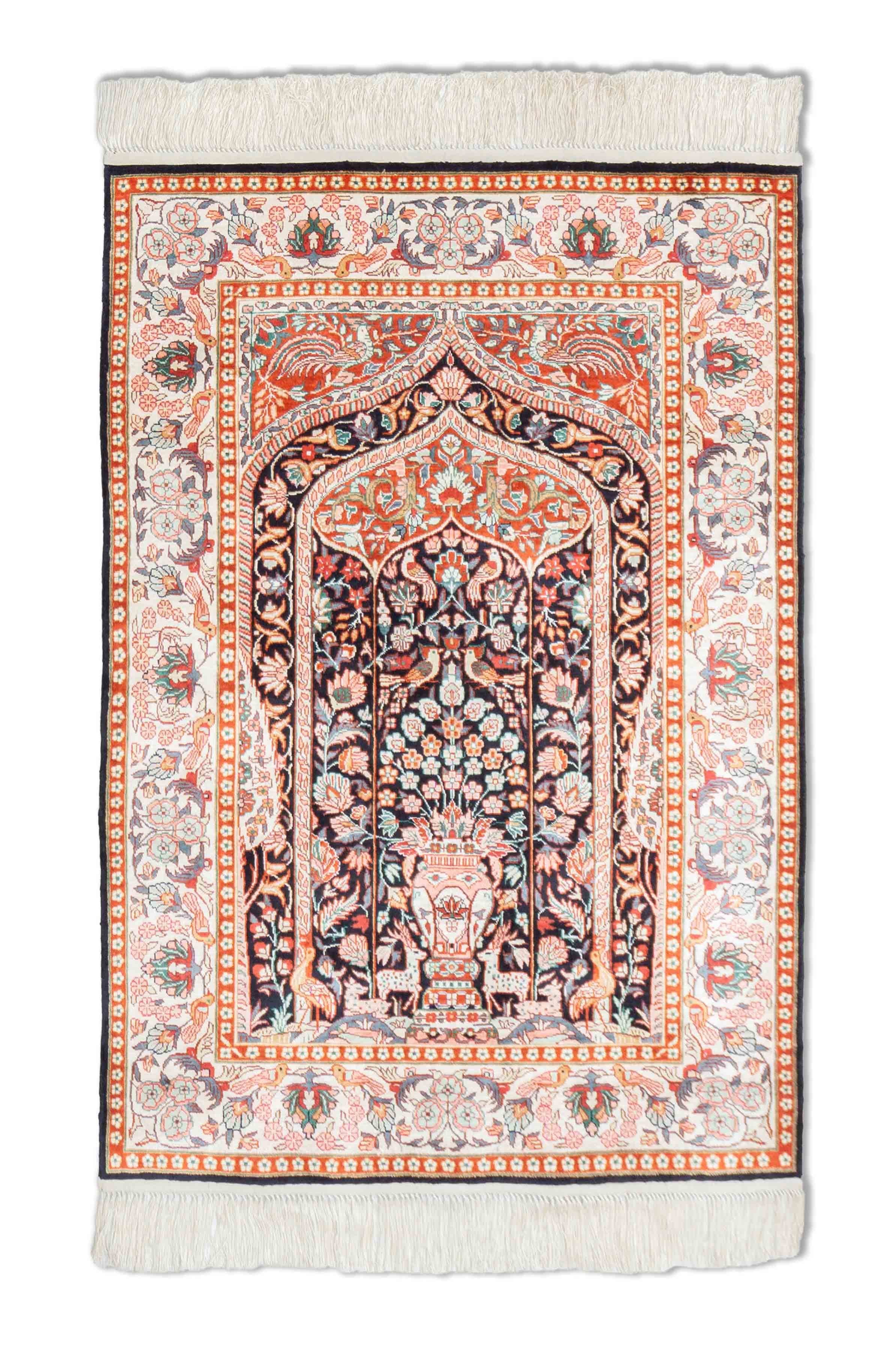 Eine Fotoaufnahme eines Hereke Teppichs.