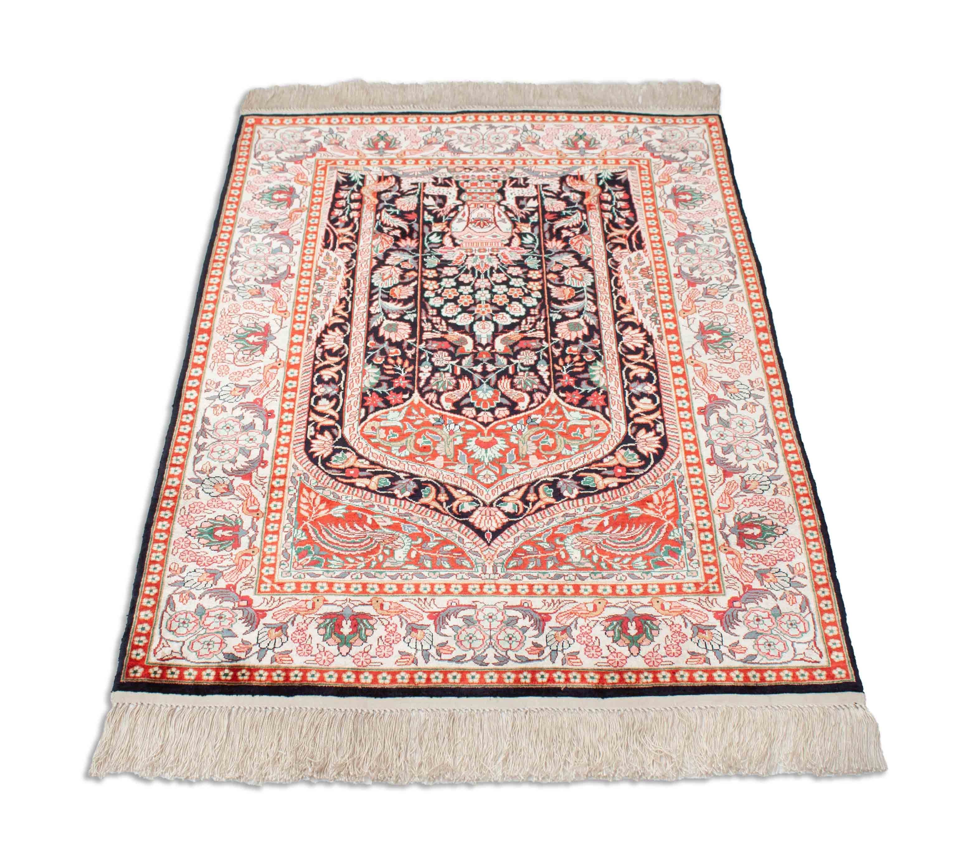 Eine Fotoaufnahme eines Hereke Teppichs.