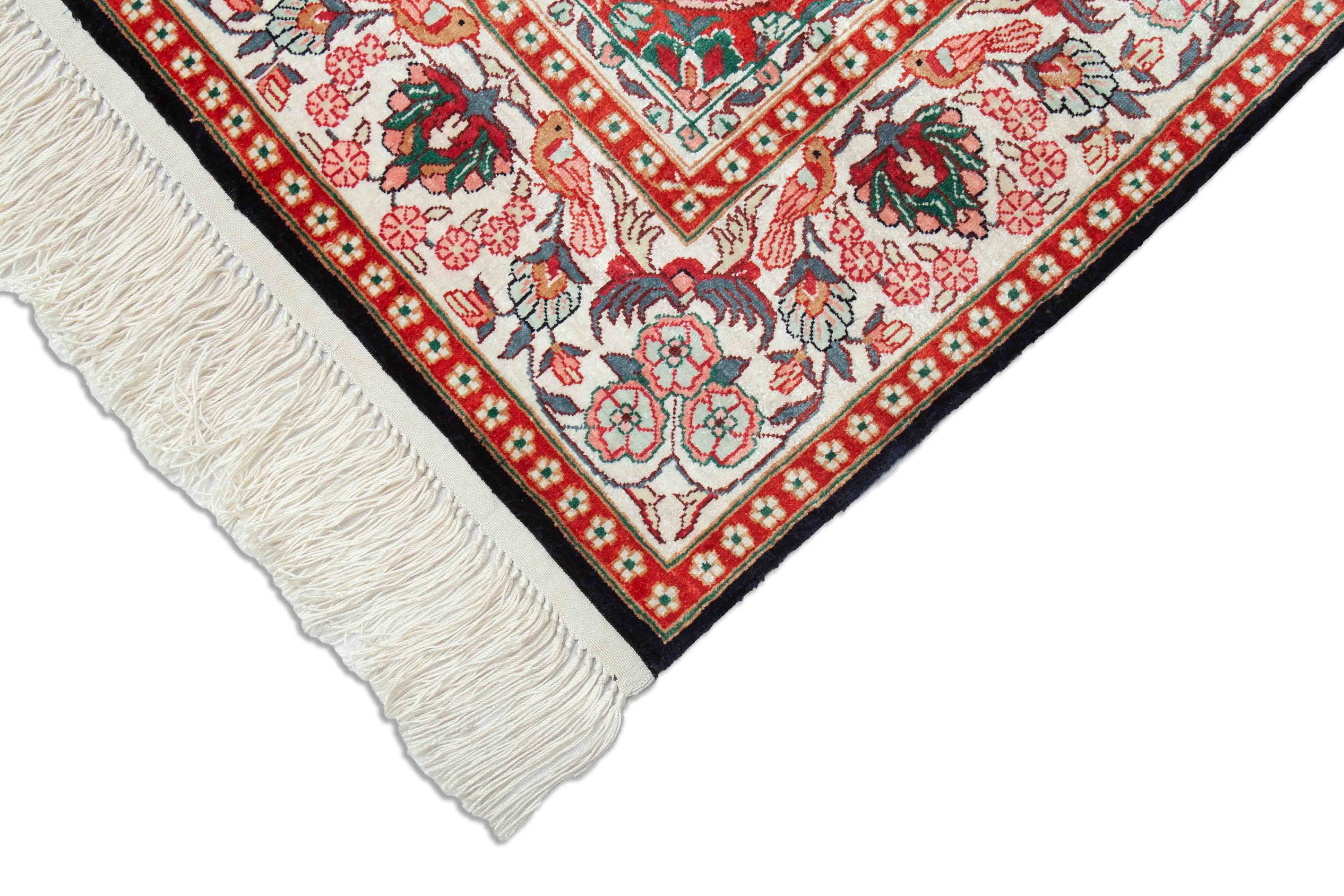 Eine Fotoaufnahme eines Hereke Teppichs.