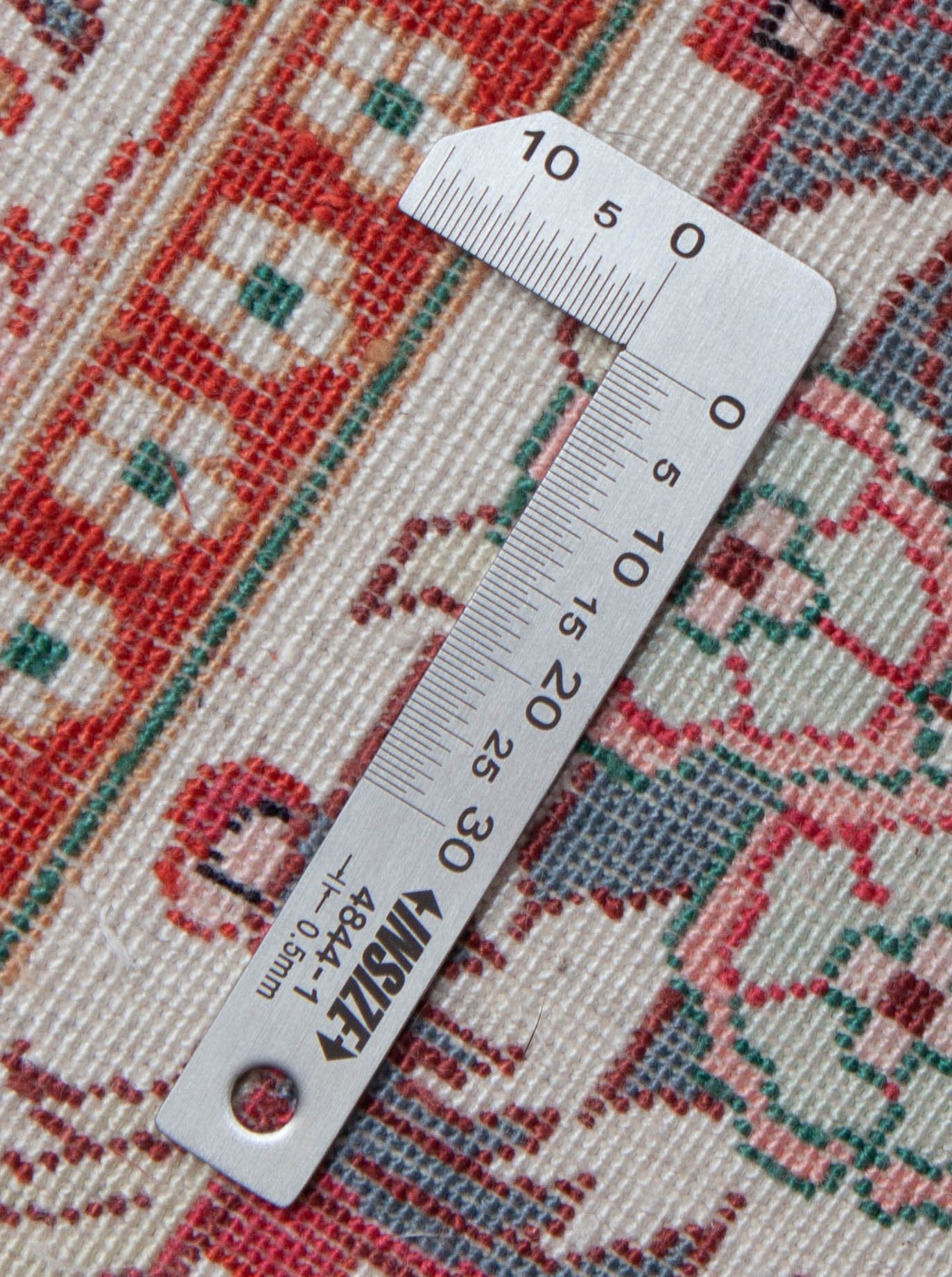 Eine Fotoaufnahme eines Hereke Teppichs.