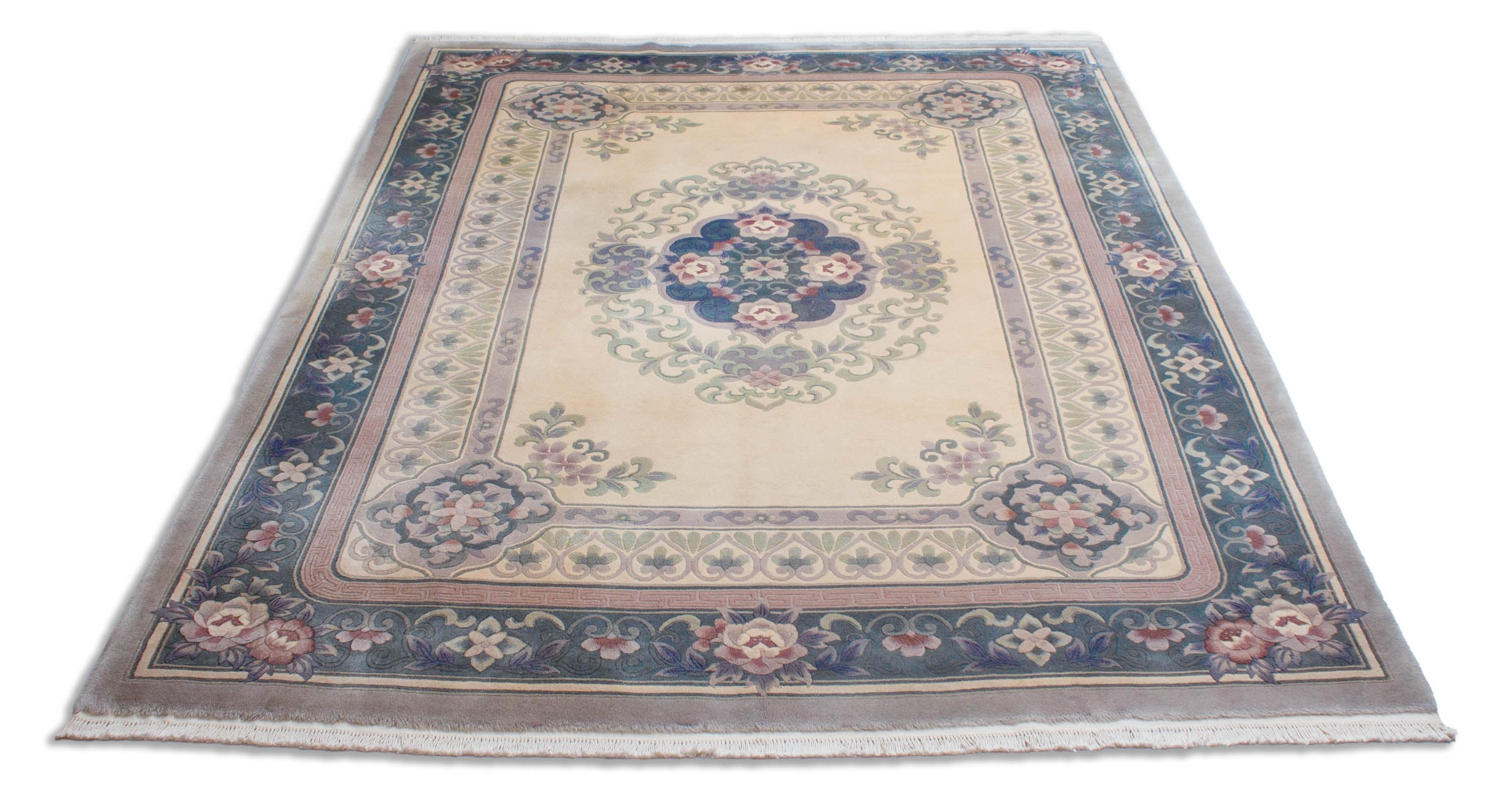 Eine Fotoaufnahme eines China Teppich Teppichs.