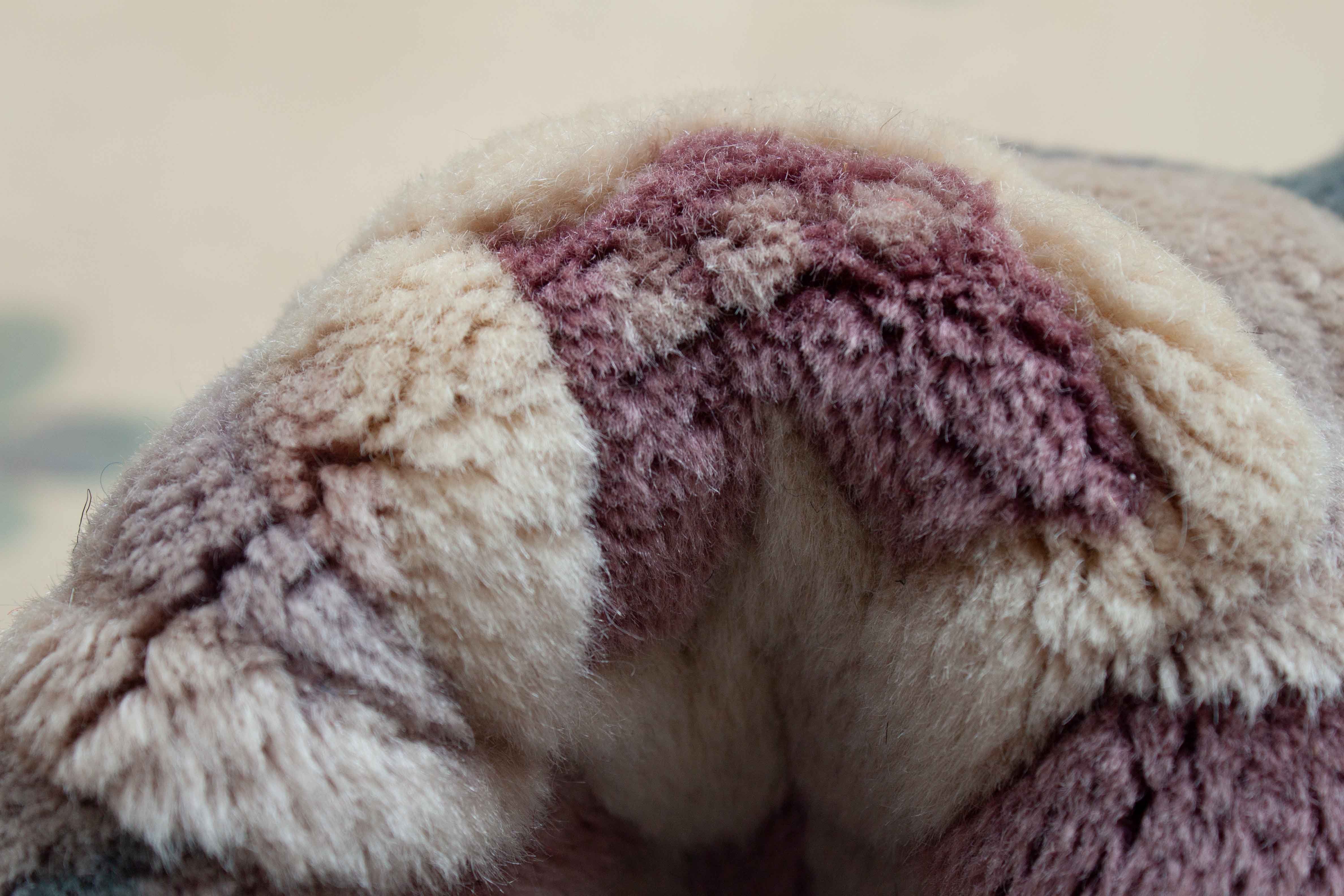 Eine Fotoaufnahme eines China Teppich Teppichs.