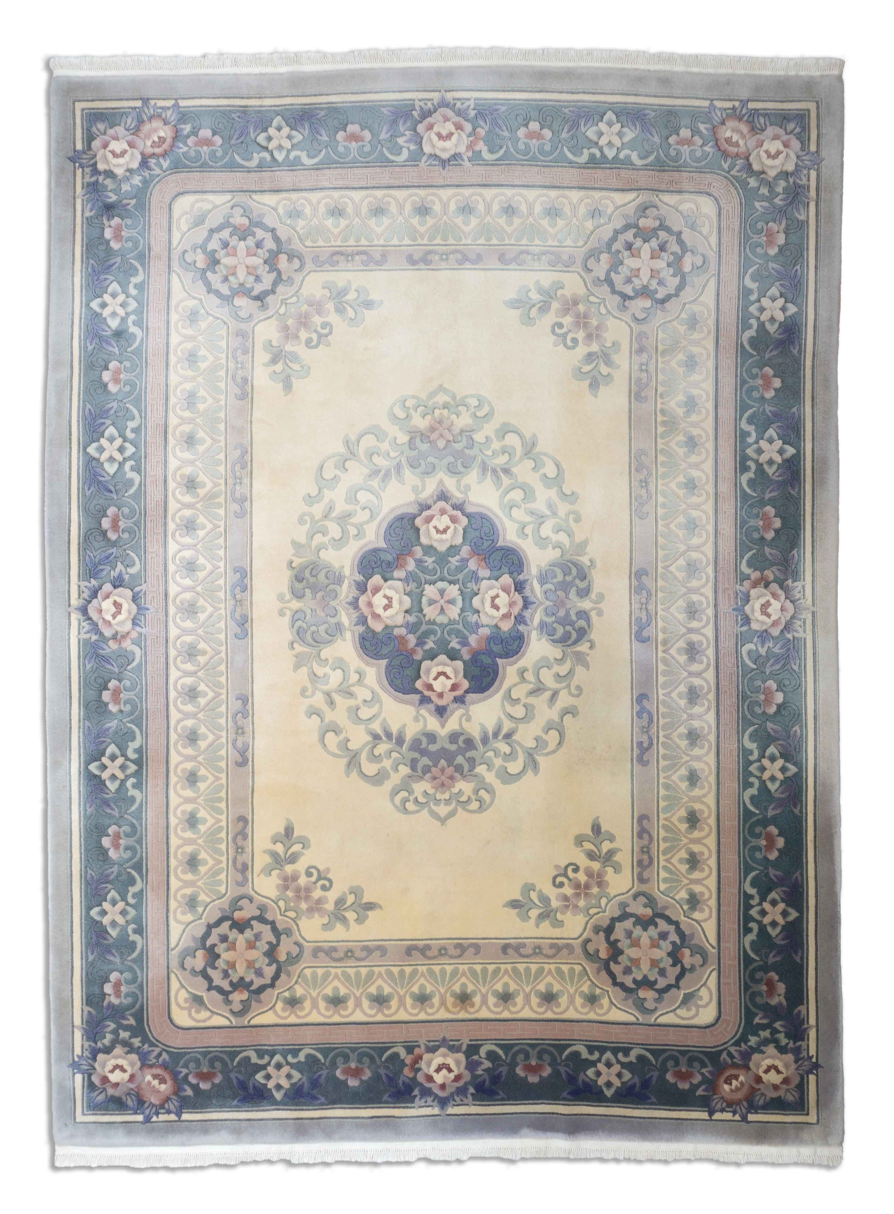 Eine Fotoaufnahme eines China Teppich Teppichs.