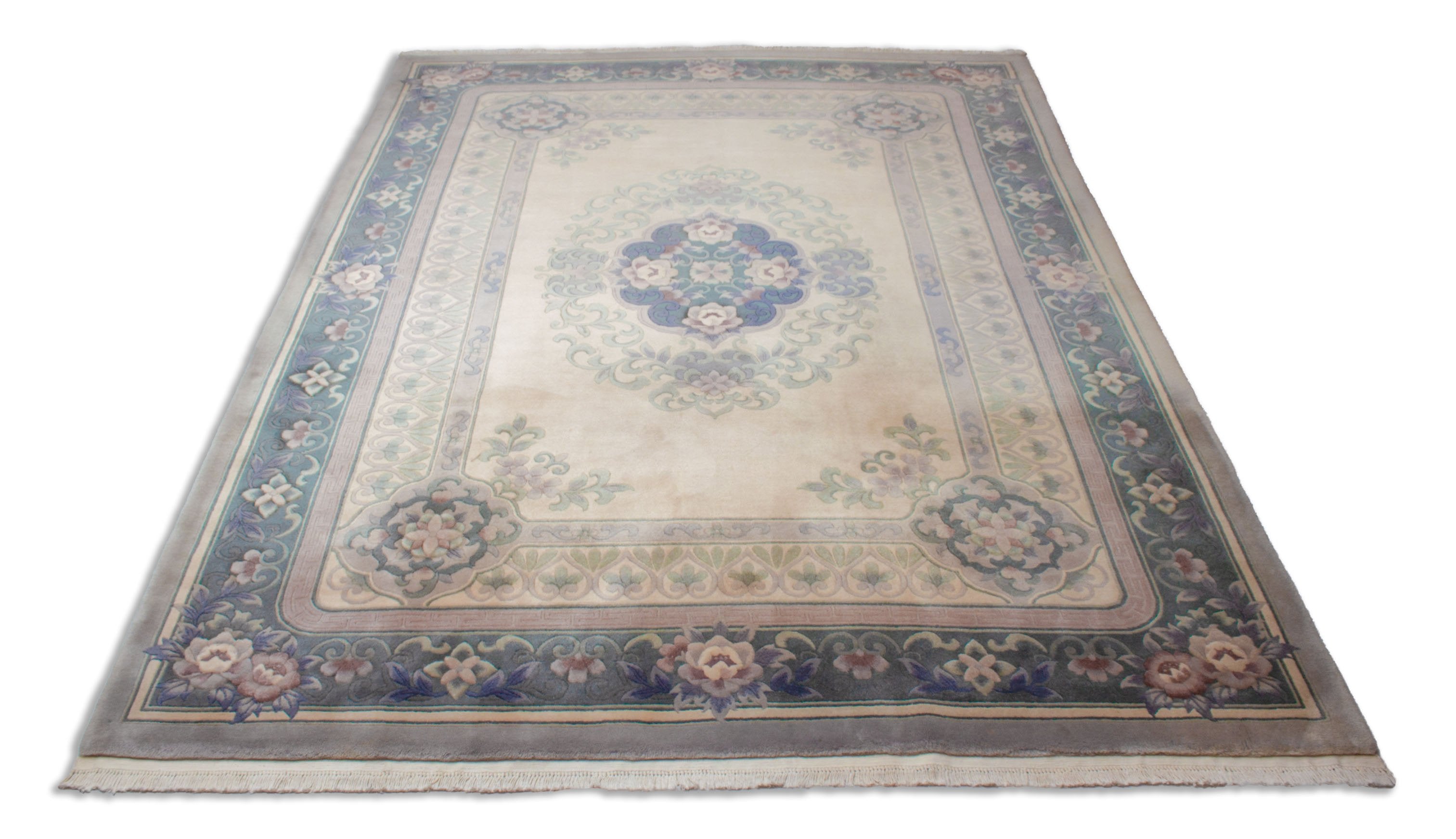 Eine Fotoaufnahme eines China Teppich Teppichs.