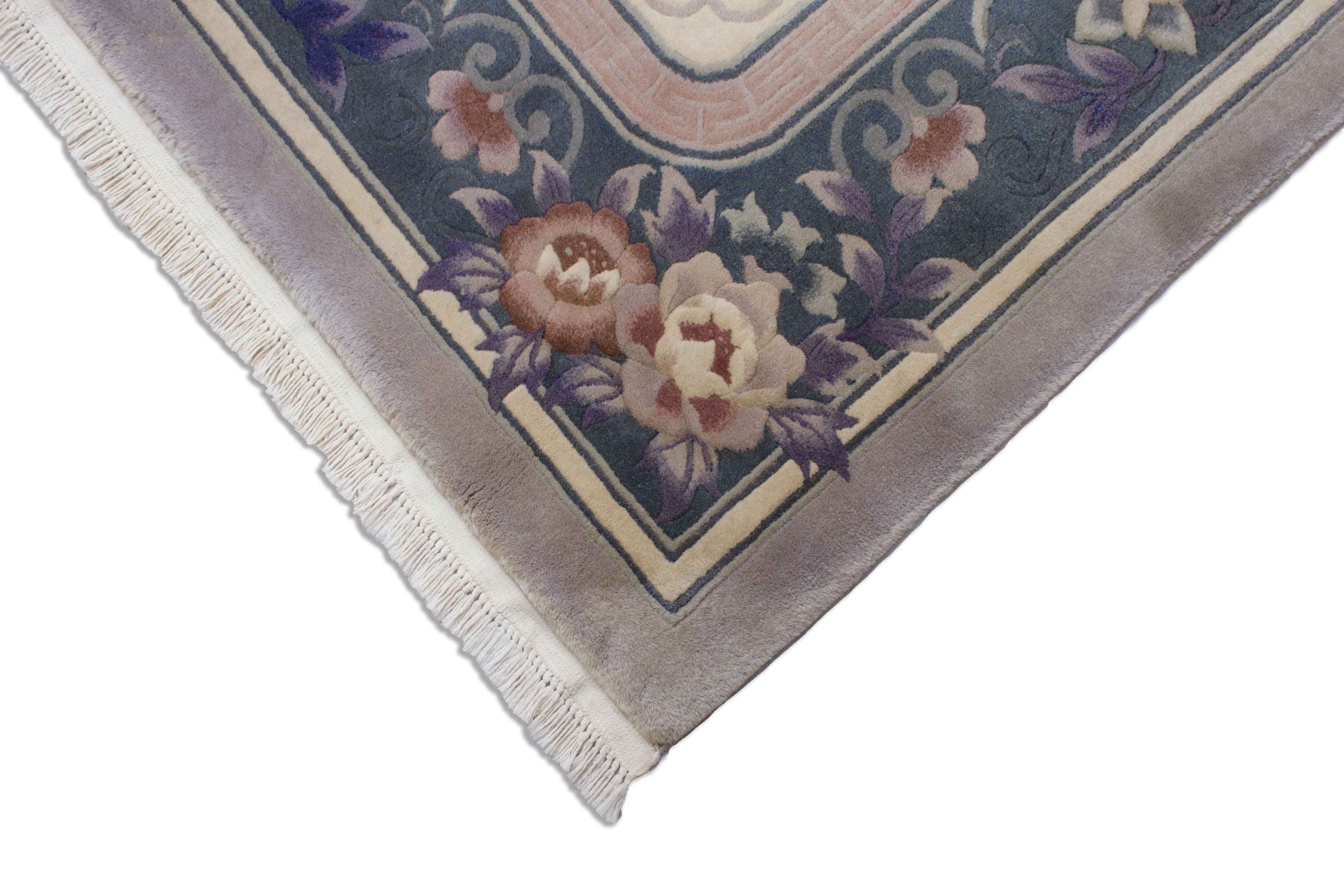 Eine Fotoaufnahme eines China Teppich Teppichs.