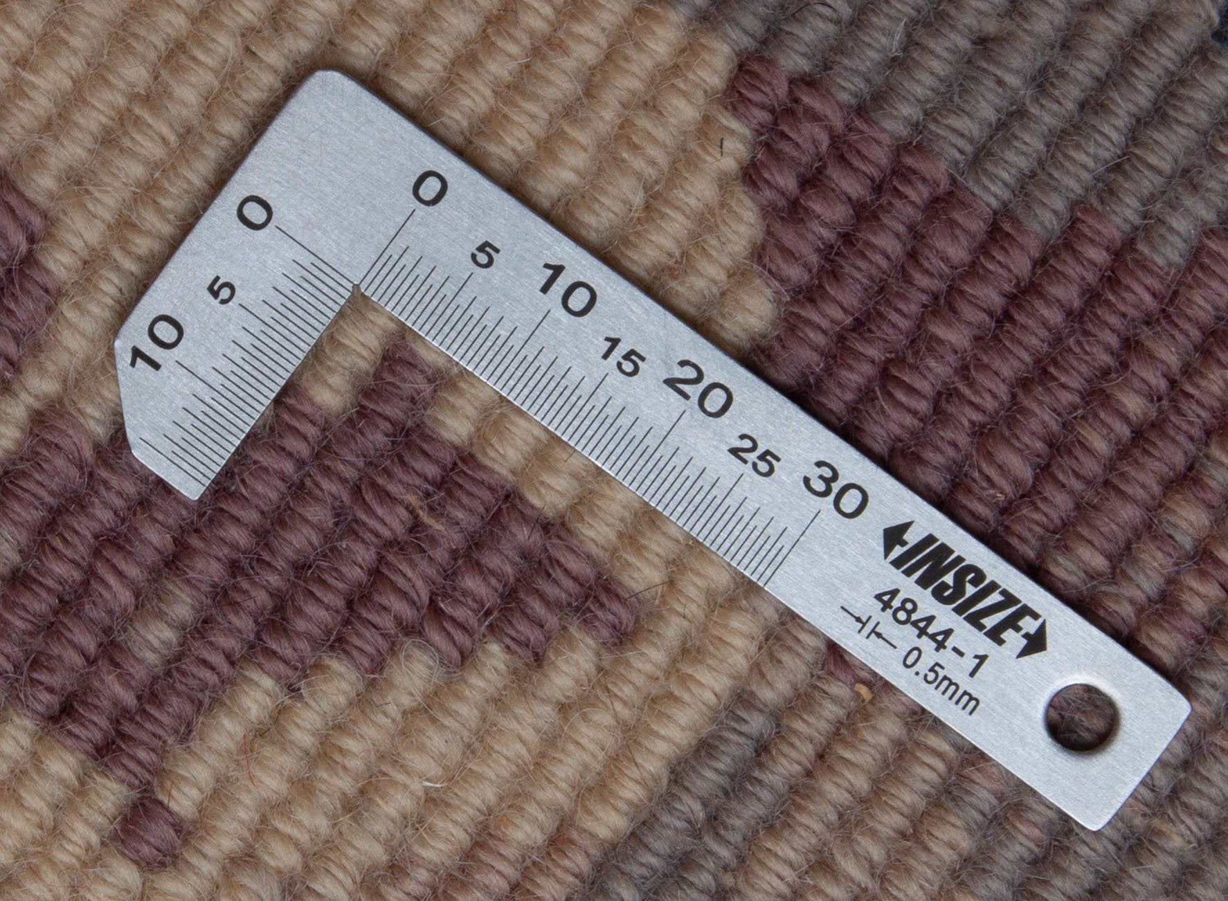 Eine Fotoaufnahme eines China Teppich Teppichs.