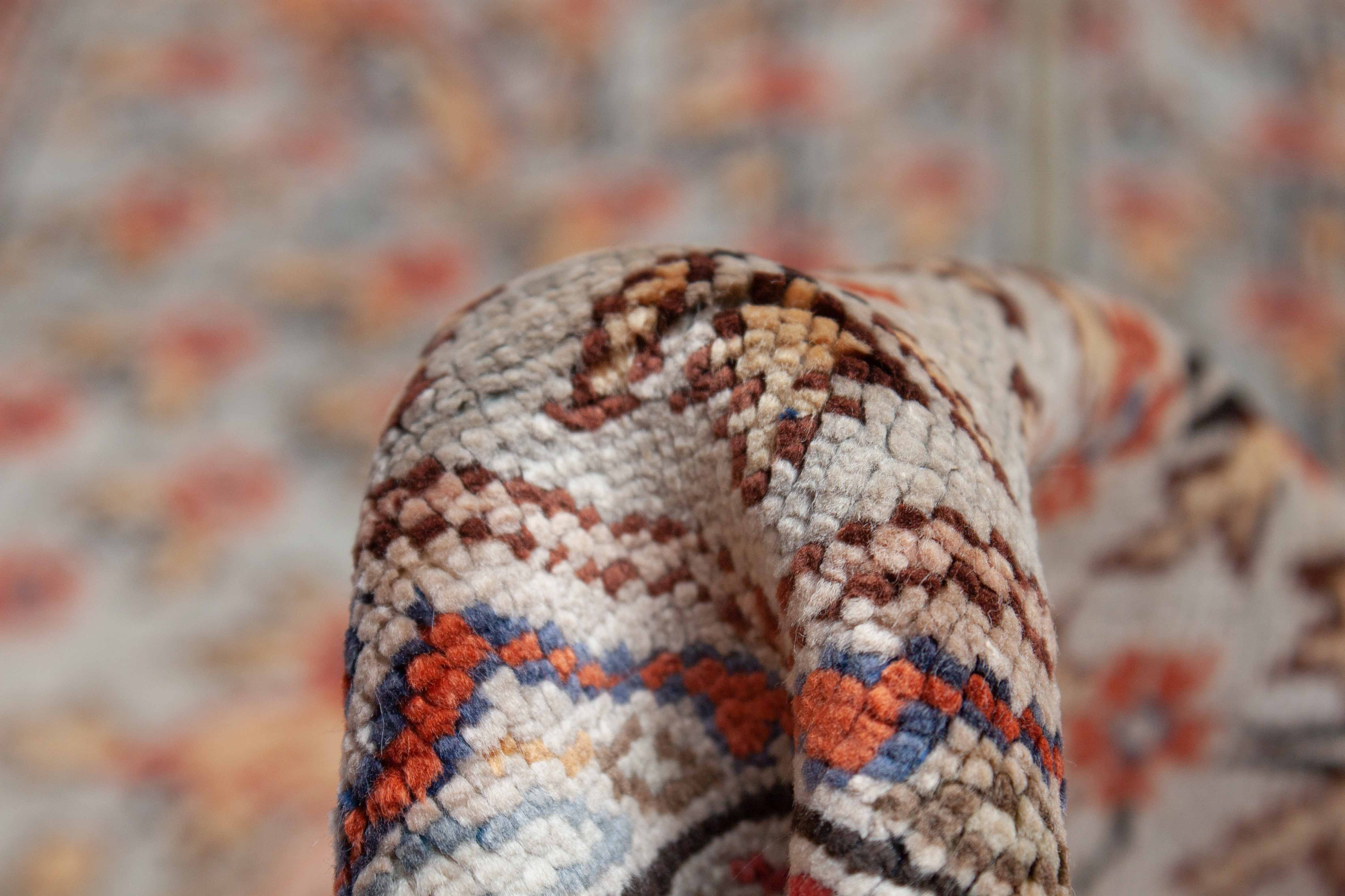 Eine Fotoaufnahme eines Kayseri aus merzerisierter Baumwolle Teppichs.