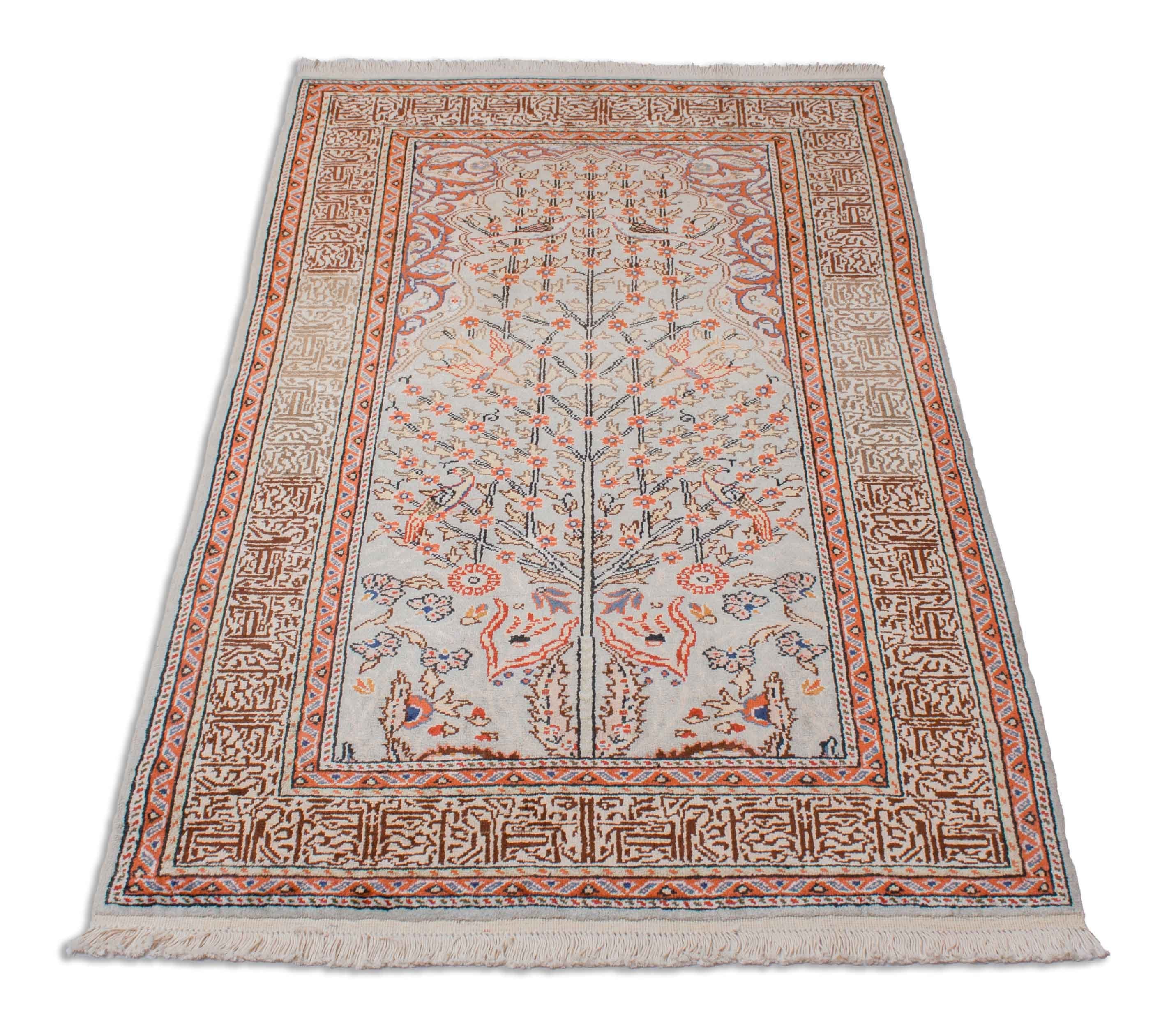 Eine Fotoaufnahme eines Kayseri aus merzerisierter Baumwolle Teppichs.