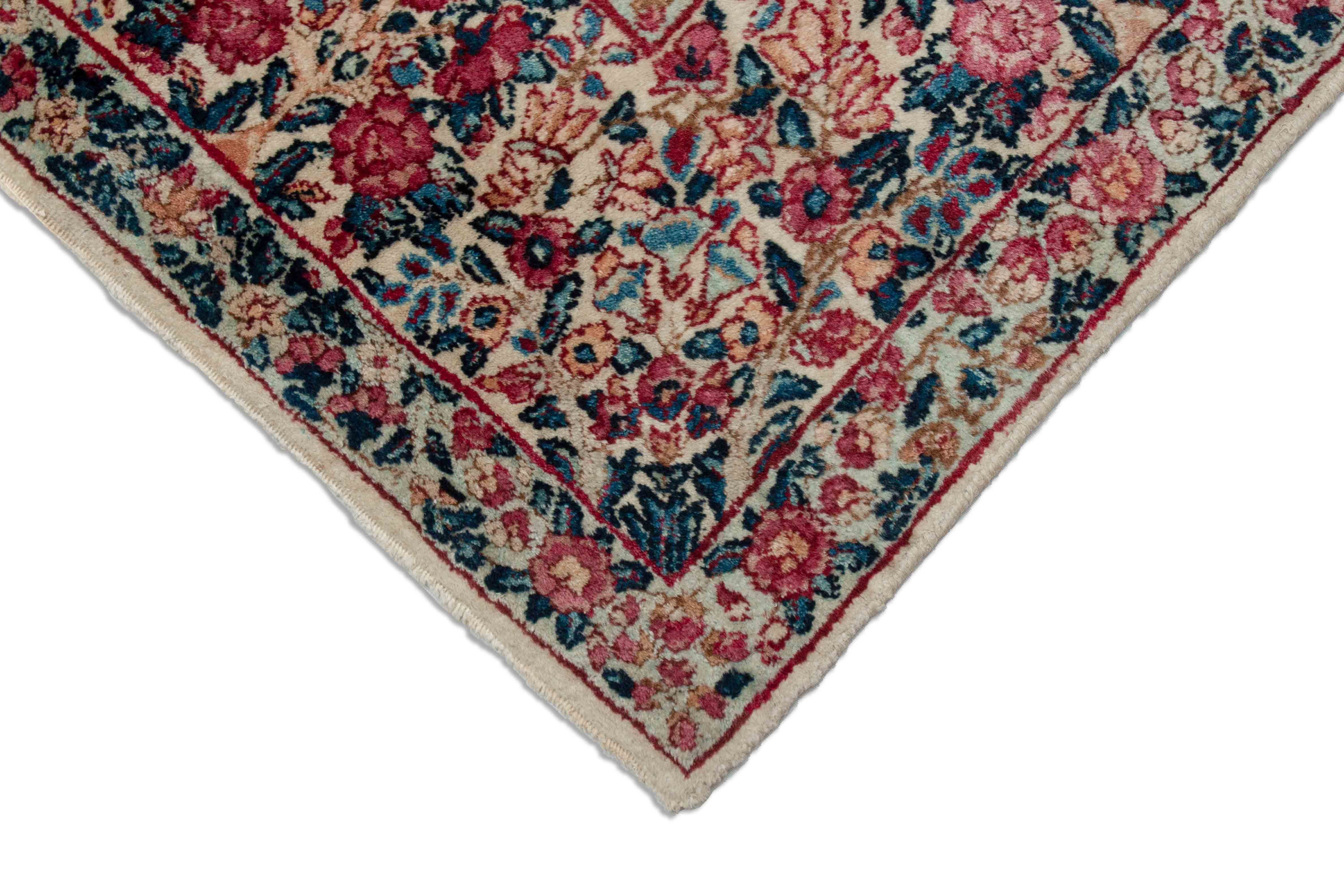 Eine Fotoaufnahme eines Kerman Teppichs.