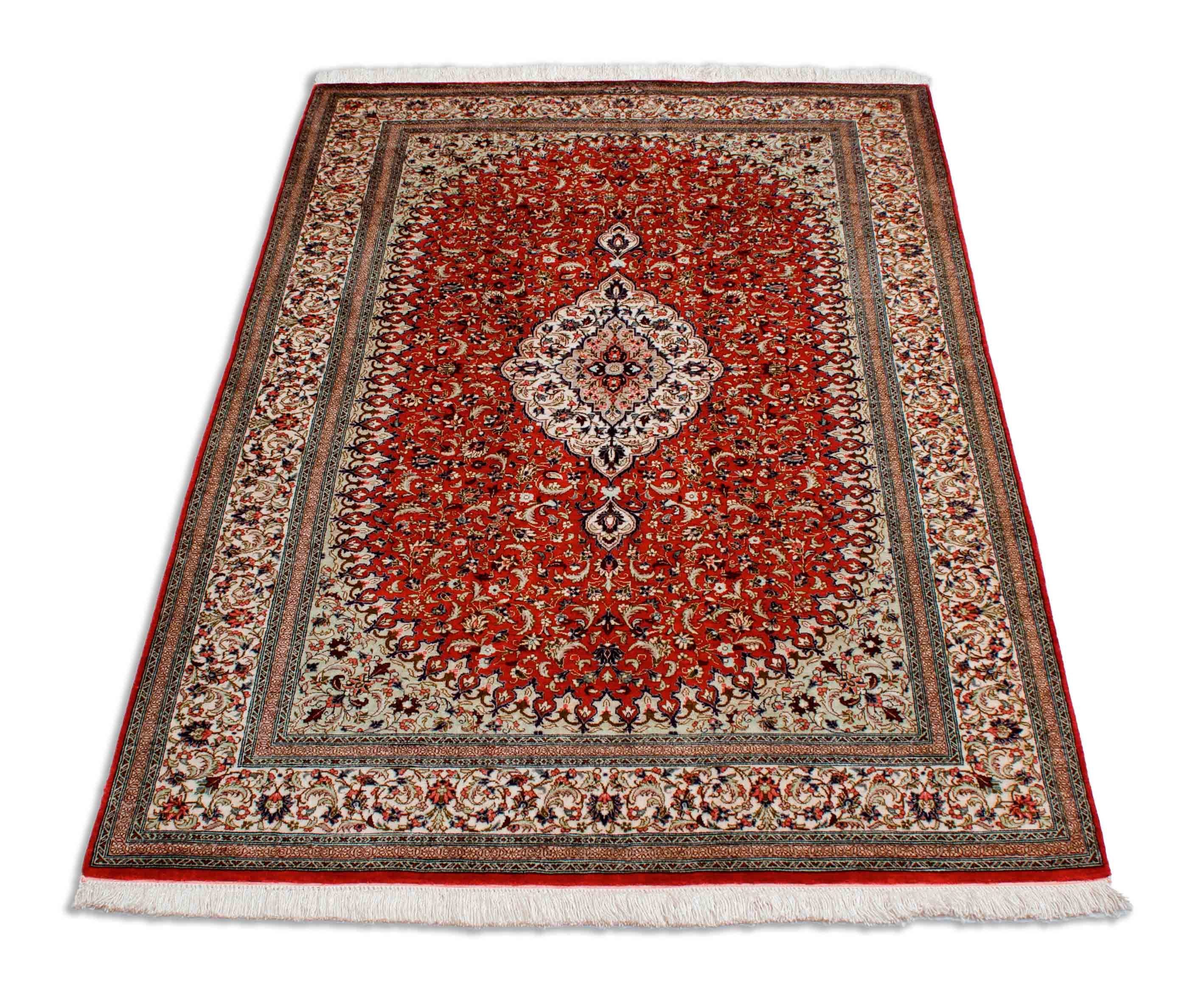 Eine Fotoaufnahme eines Ghom Teppichs.