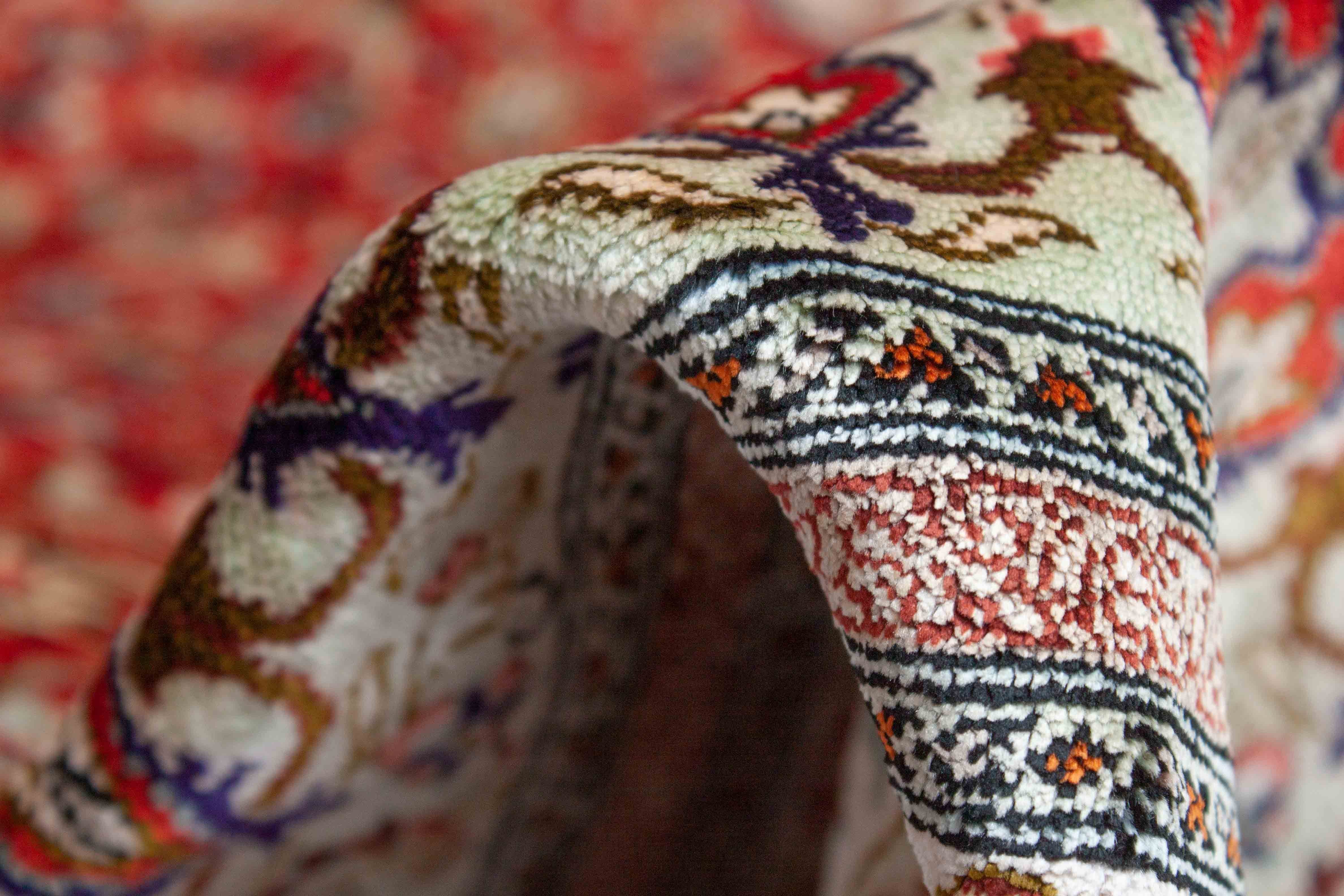 Eine Fotoaufnahme eines Ghom Teppichs.