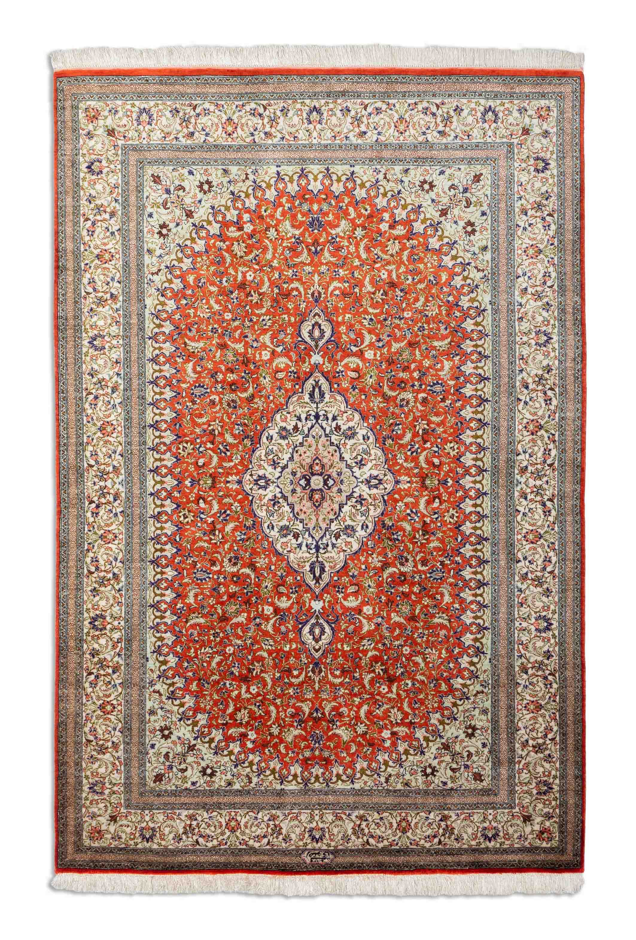 Eine Fotoaufnahme eines Ghom Teppichs.