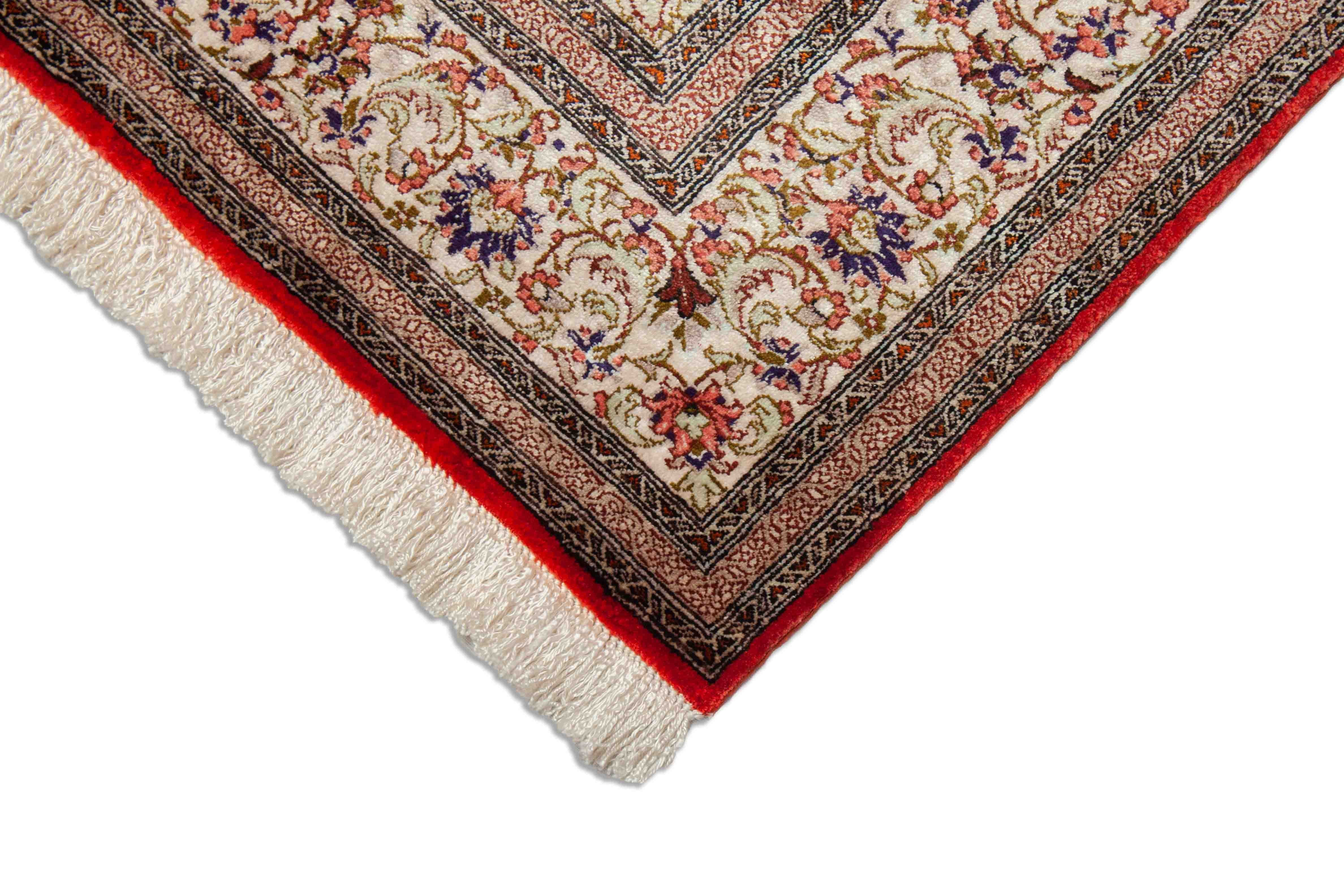 Eine Fotoaufnahme eines Ghom Teppichs.