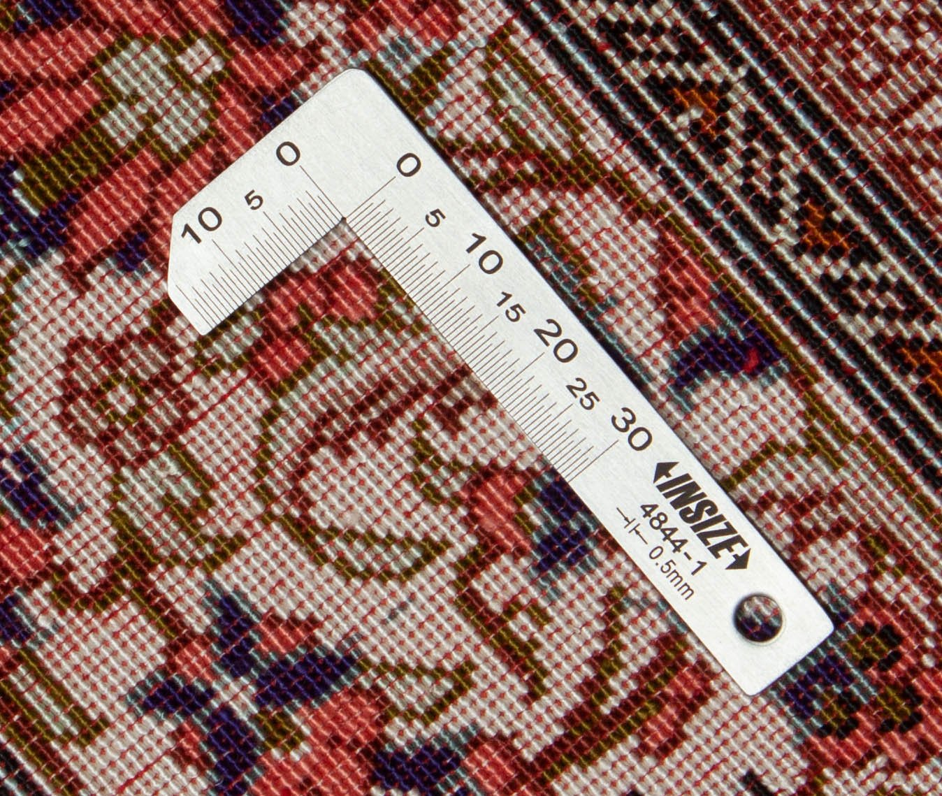 Eine Fotoaufnahme eines Ghom Teppichs.