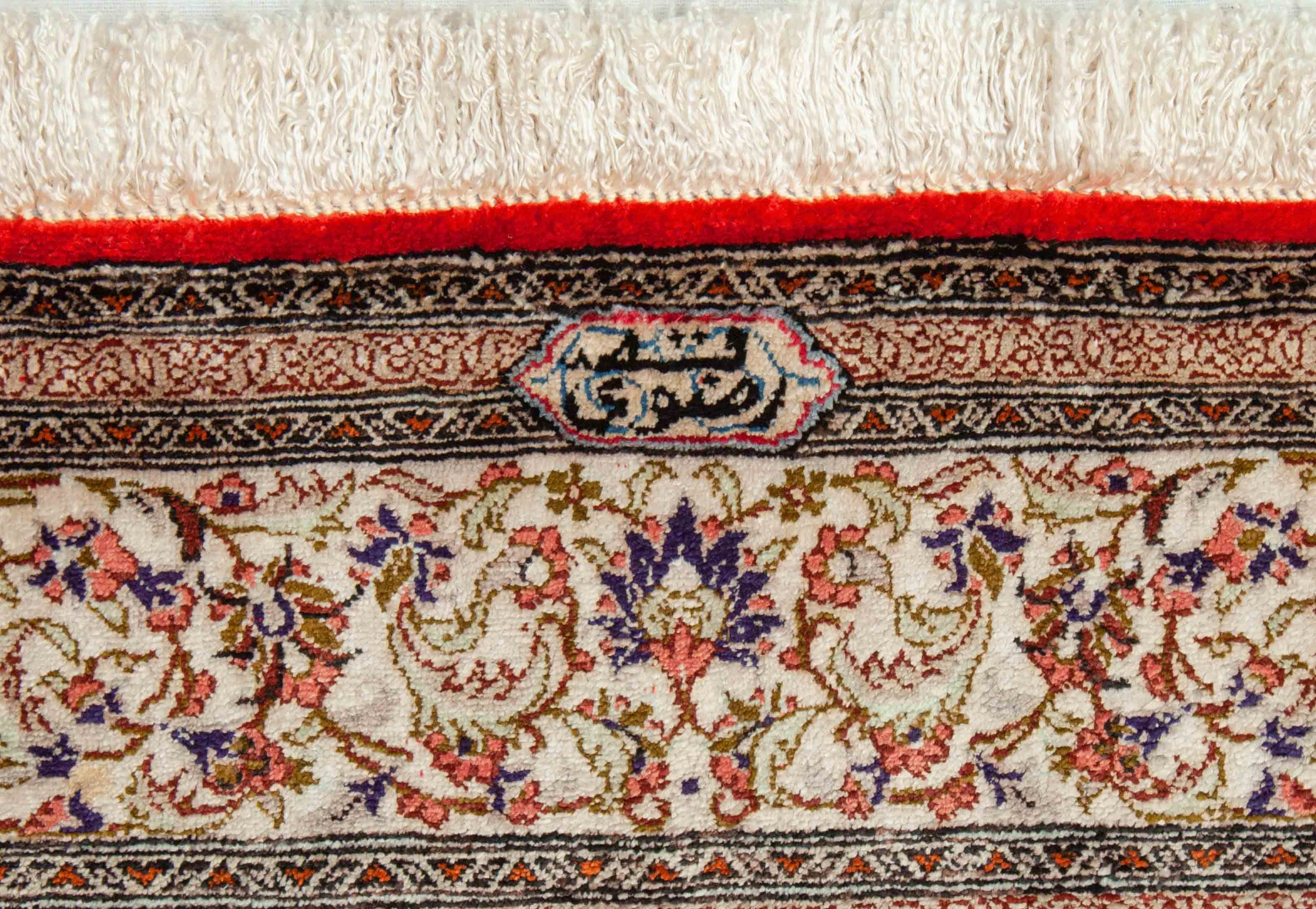 Eine Fotoaufnahme eines Ghom Teppichs.