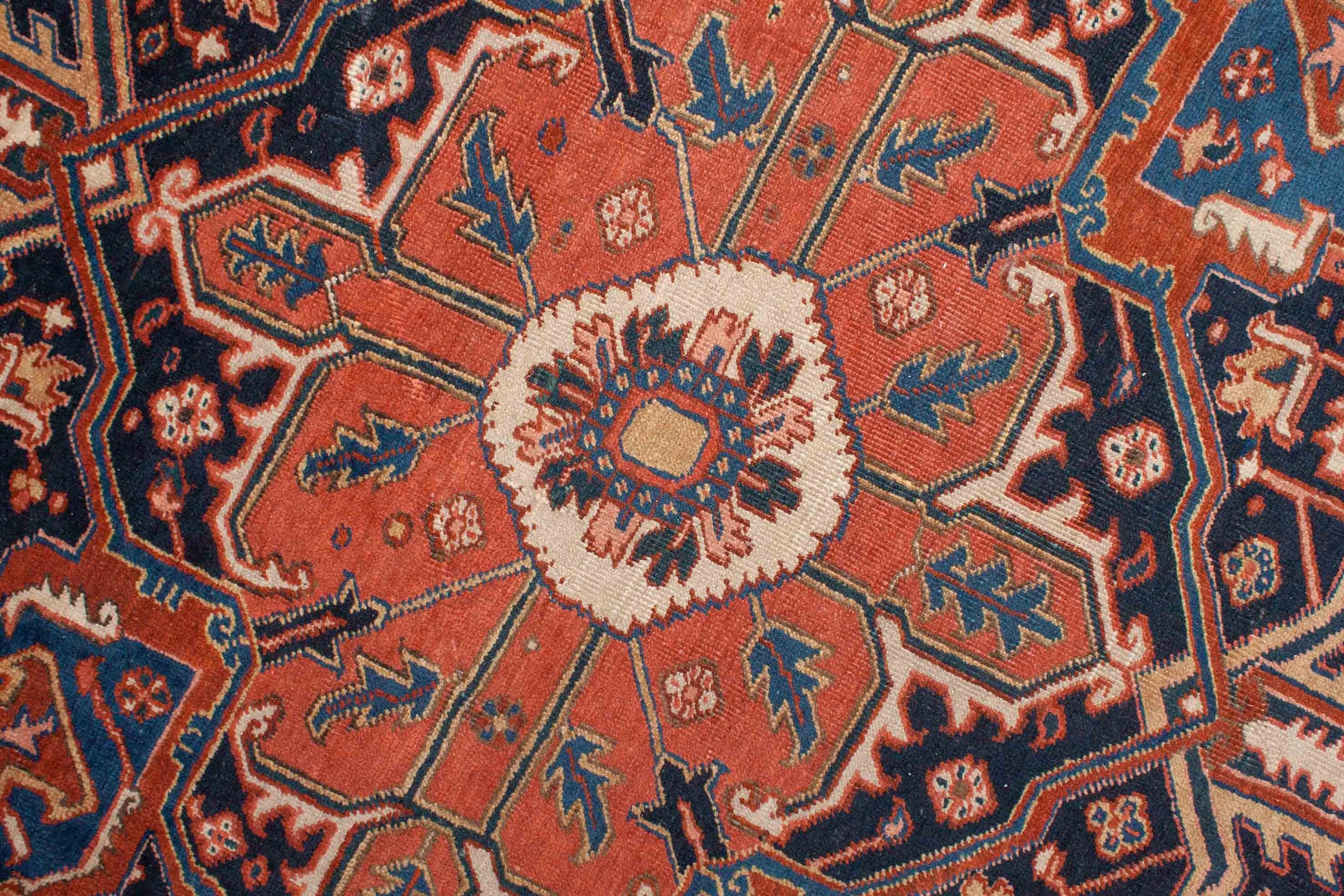 Eine Fotoaufnahme eines Heriz Teppichs.