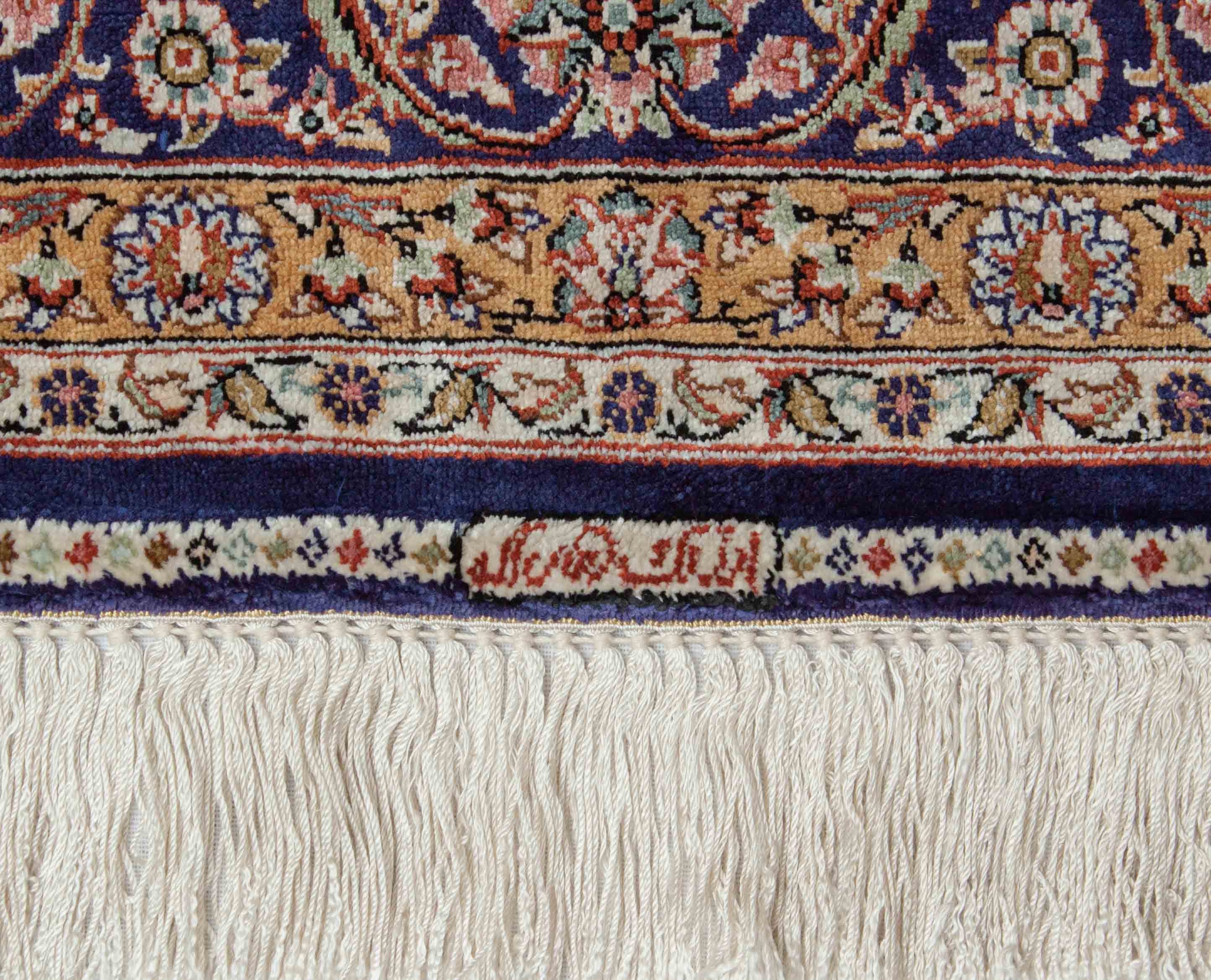 Eine Fotoaufnahme eines Hereke Teppichs.