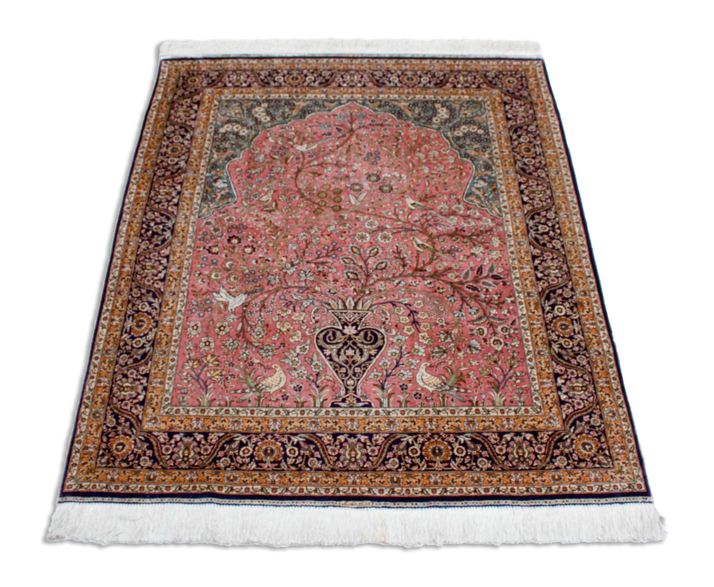 Eine Fotoaufnahme eines Hereke Teppichs.