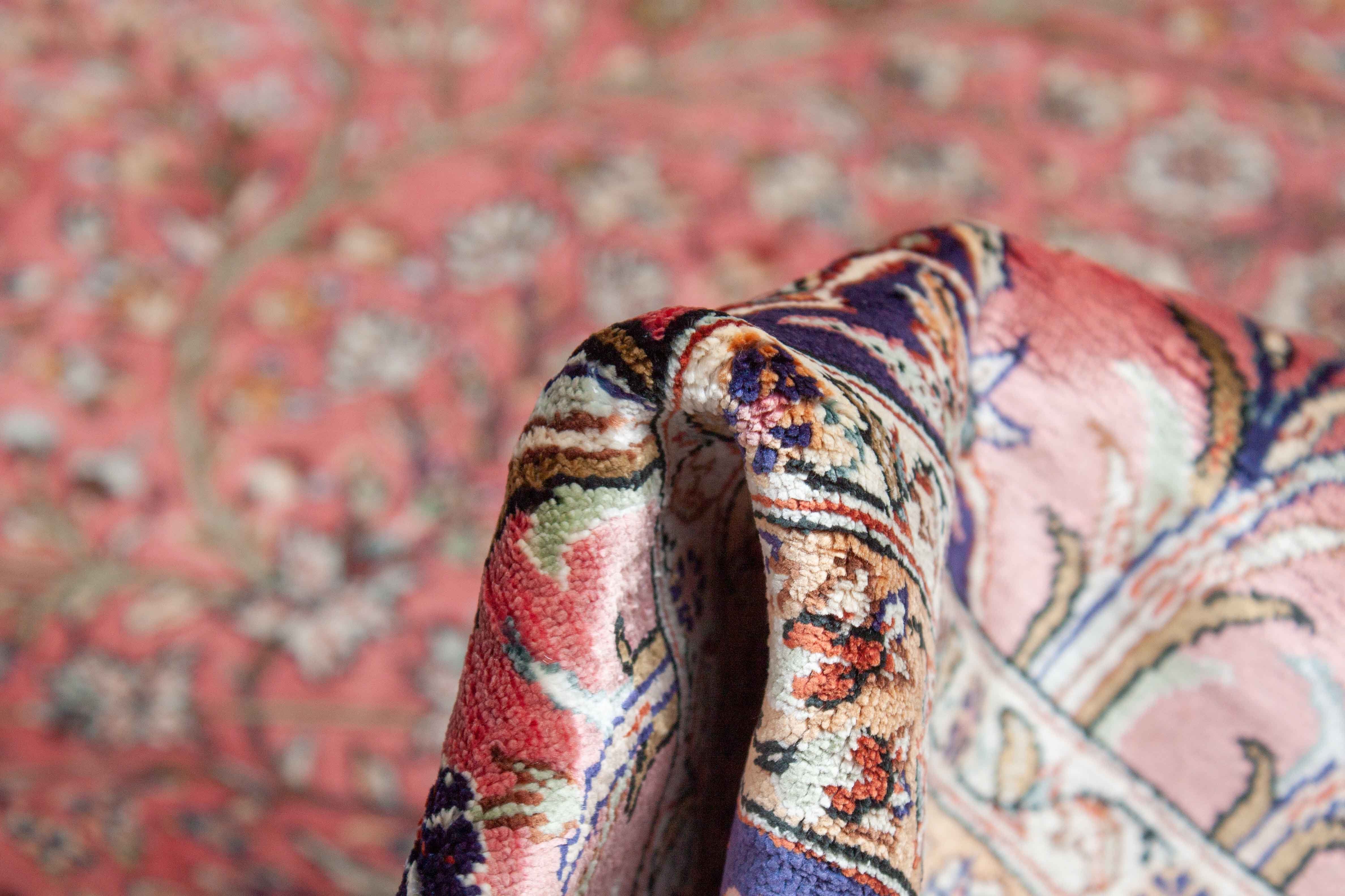 Eine Fotoaufnahme eines Hereke Teppichs.