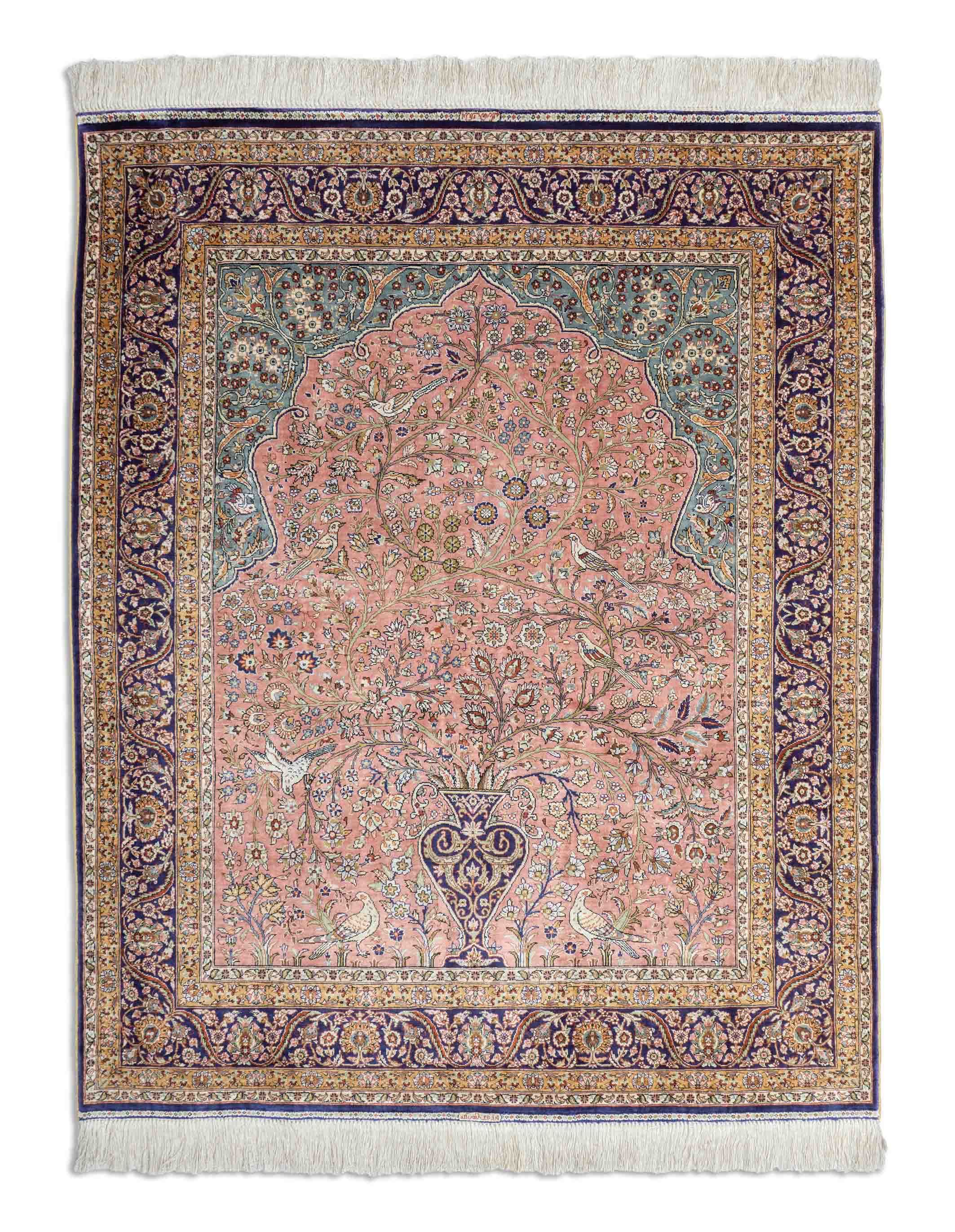 Eine Fotoaufnahme eines Hereke Teppichs.