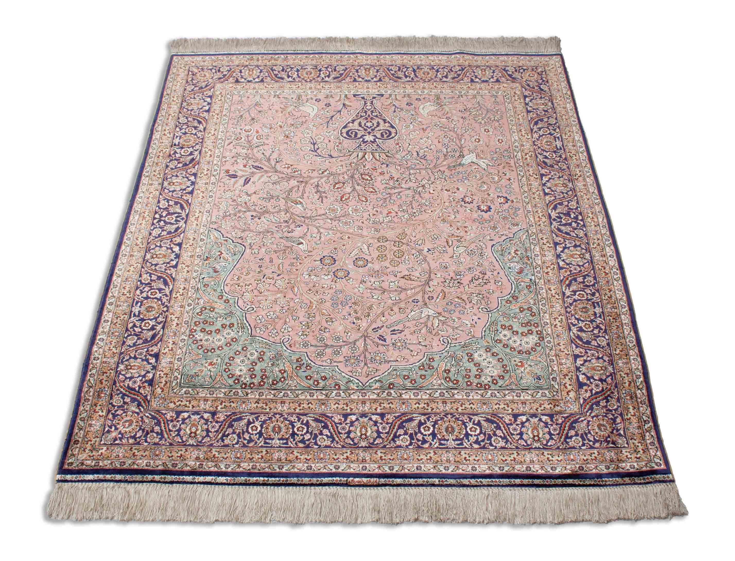 Eine Fotoaufnahme eines Hereke Teppichs.