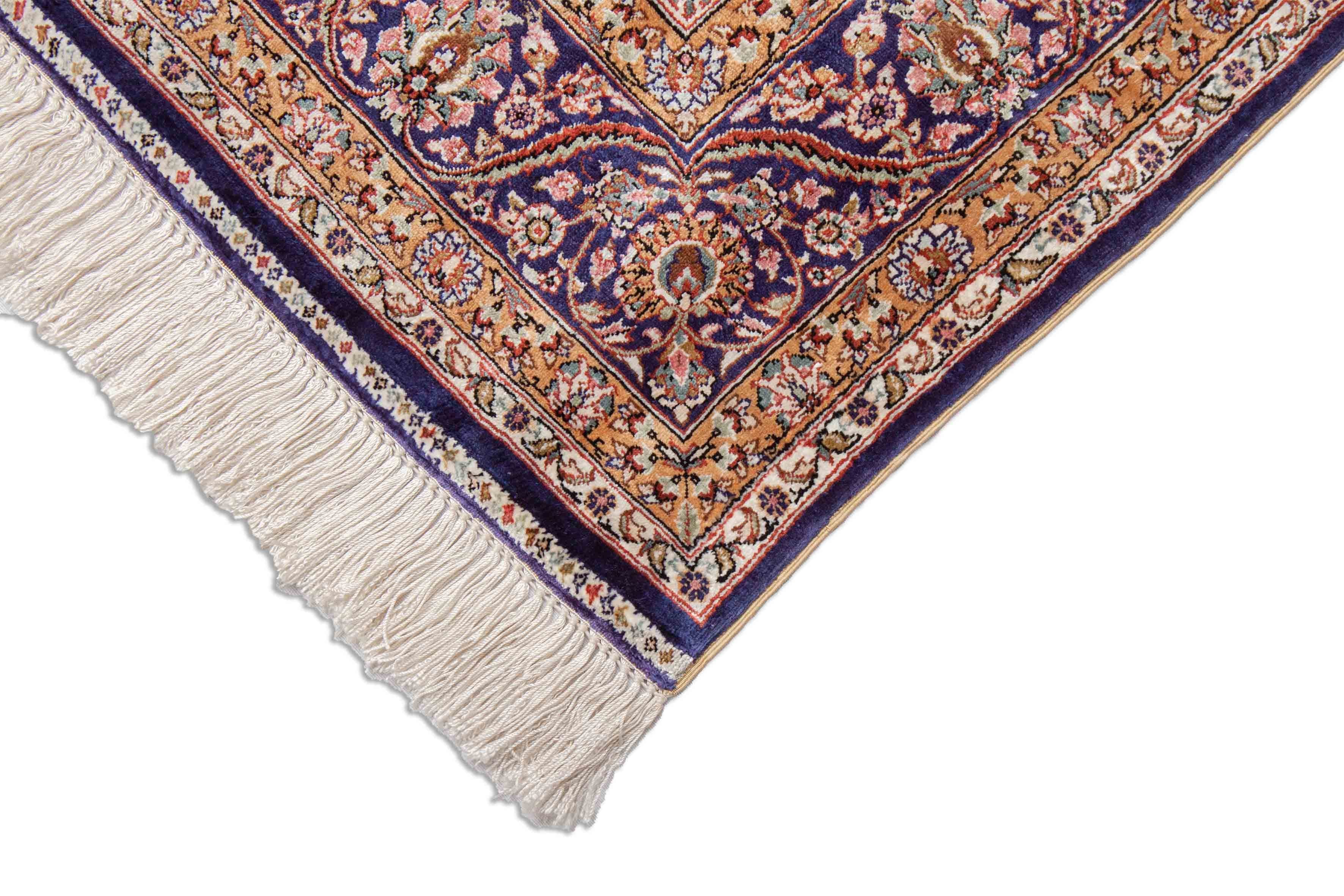 Eine Fotoaufnahme eines Hereke Teppichs.