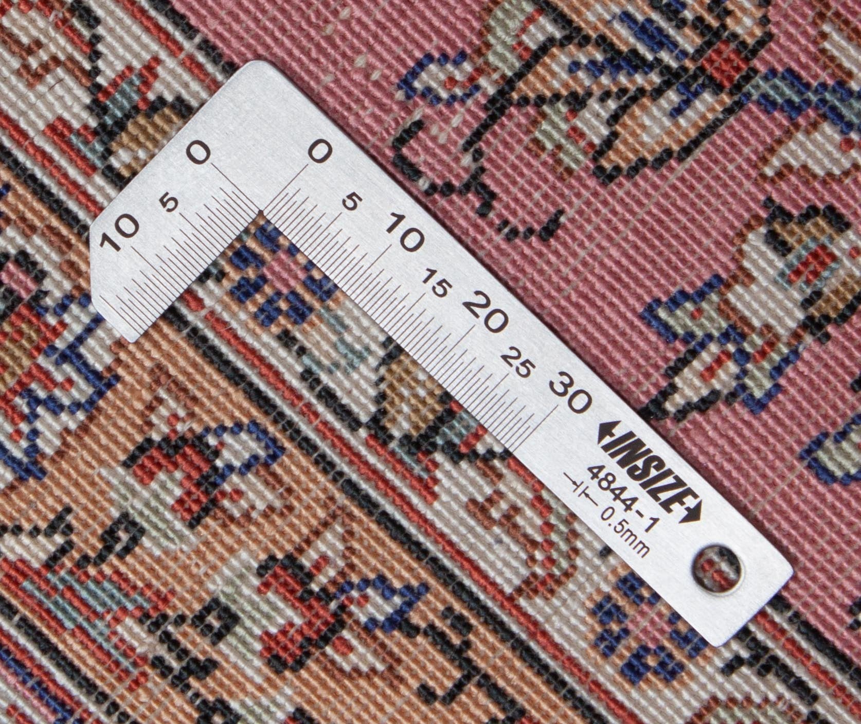 Eine Fotoaufnahme eines Hereke Teppichs.