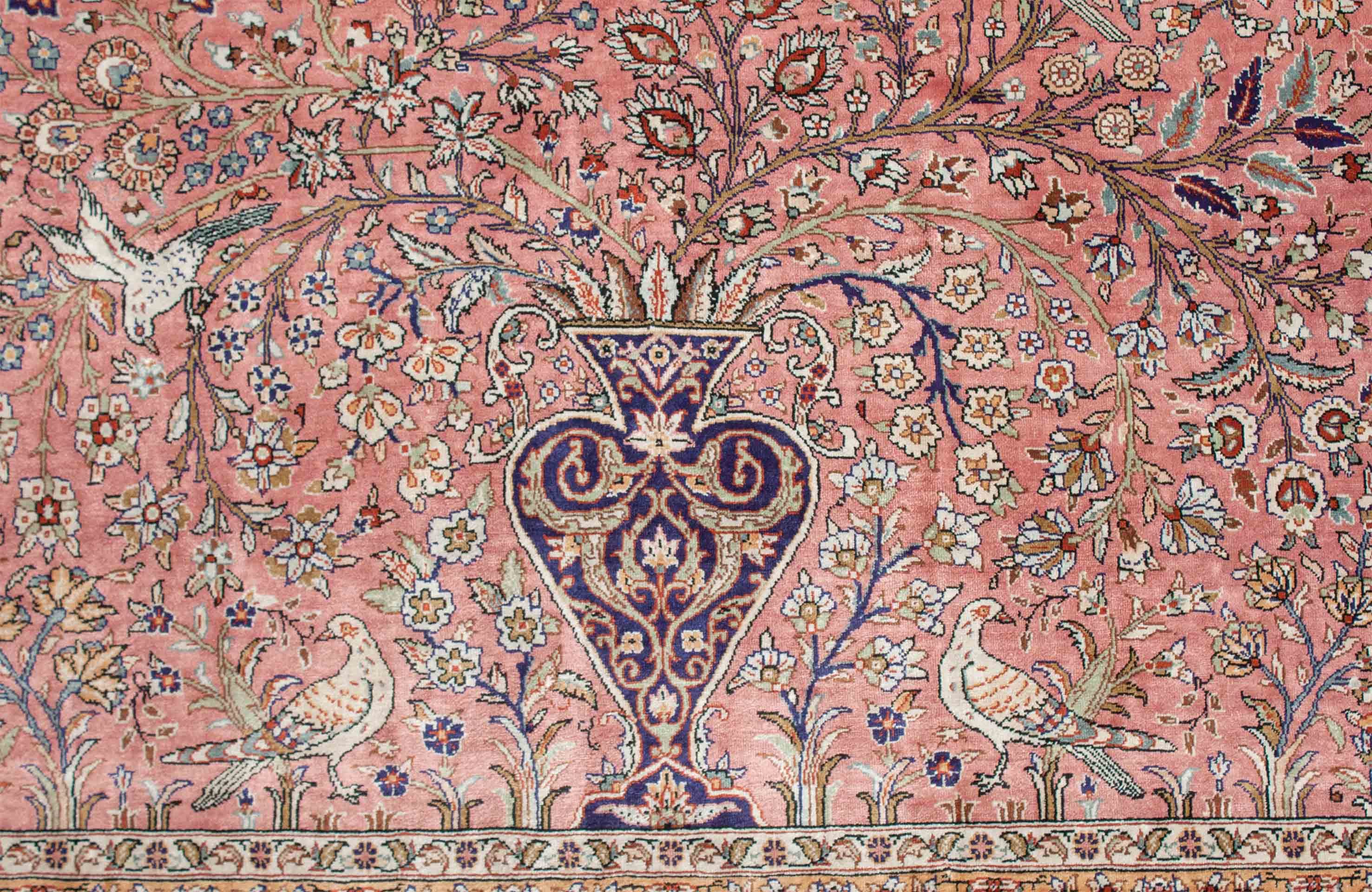 Eine Fotoaufnahme eines Hereke Teppichs.